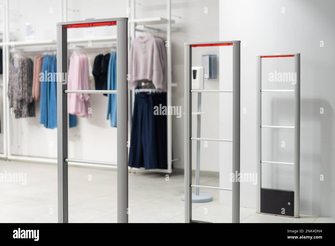 Gros plan sur le système antivol dans un magasin de vêtements. Porte d