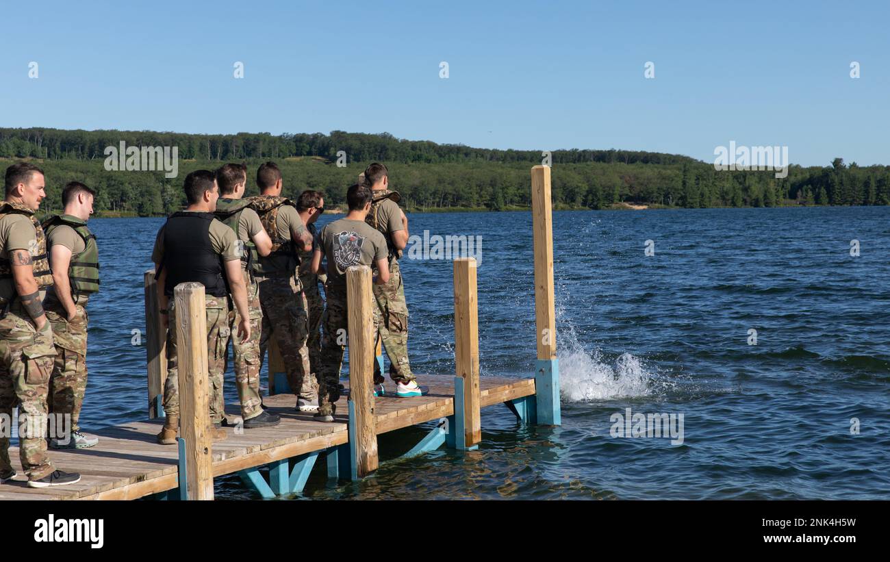 Les soldats DE l'armée AMÉRICAINE, affectés au 20th Groupe des forces spéciales de la Garde nationale de l'Alabama, effectuent une pratique de natation pour l'entraînement Helocast dans le cadre de l'exercice Northern Strike 22-2 au Camp Grayling, au Michigan, le 11 août 2022. Northern Strike est conçu pour mettre au défi environ 7 400 membres de service ayant de multiples formes de formation qui font progresser l'interopérabilité entre les partenaires multicomposants, multinationaux et interagences. Banque D'Images