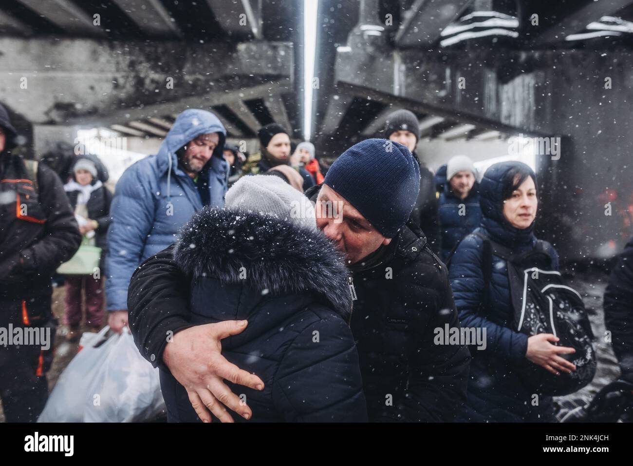 (230223) -- MOSCOU/KIEV, 23 février 2023 (Xinhua) -- les gens font une offre de Au revoir entre eux avec un câlin à Irpin, Ukraine, 8 mars 2022. (Photo de Diego Herrera/Xinhua) Banque D'Images