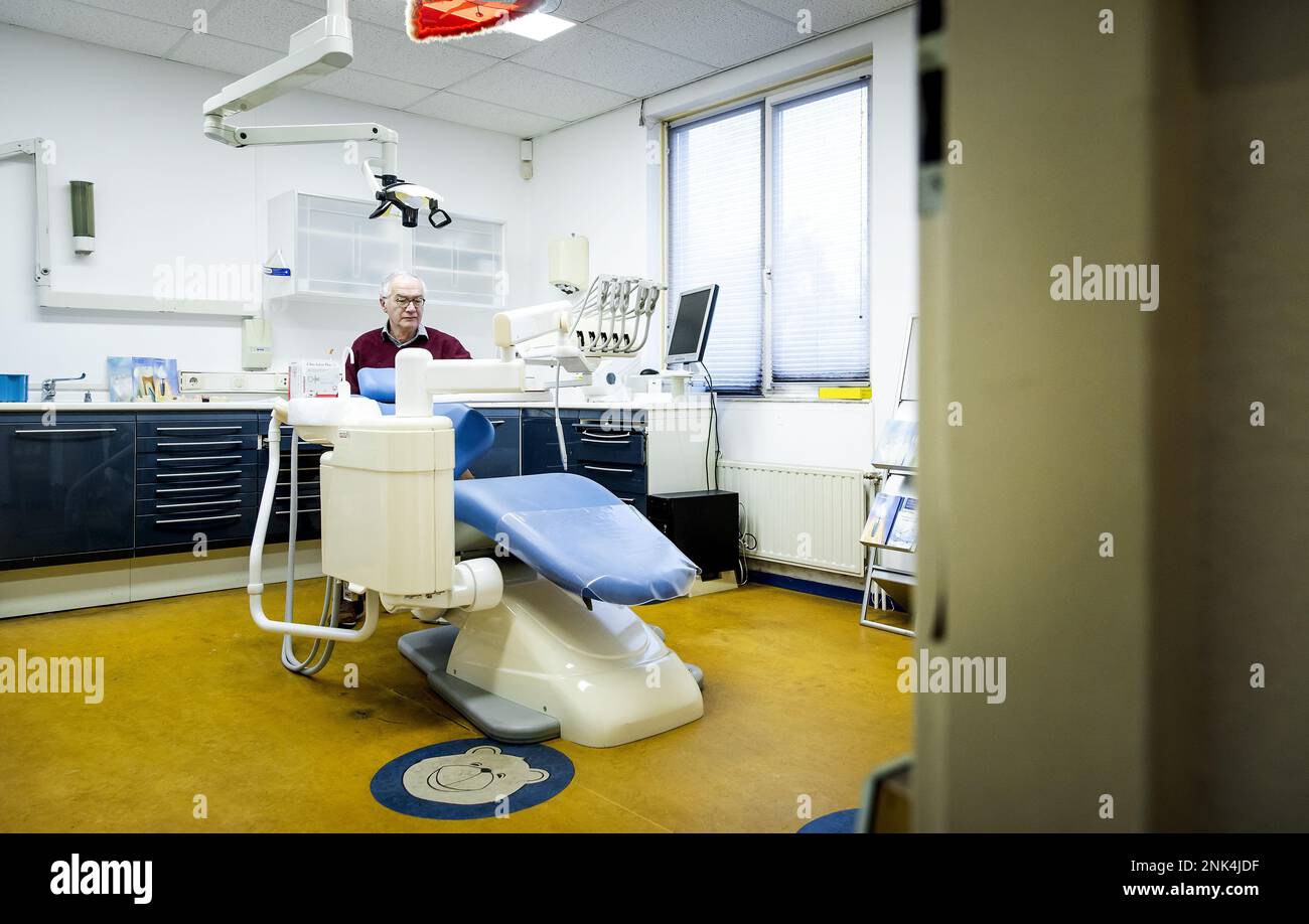 DEVENTER - la pratique d'un dentiste à la retraite qui donne ses meubles à  ses collègues en Ukraine. Marinus-Jan van Koeveringe a arrêté sa propre  pratique il y a 2,5 ans et