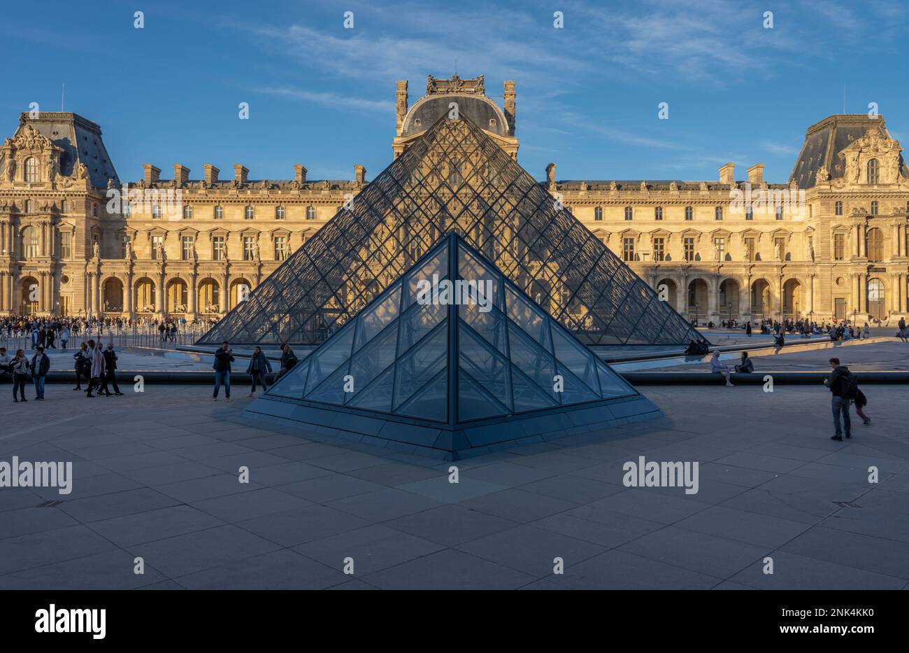 Musee de Louvre: Pyramide: Cour Napoléon: Paris: September Musee de Louvre: Pyramide: Cour Napoléon: Paris: September