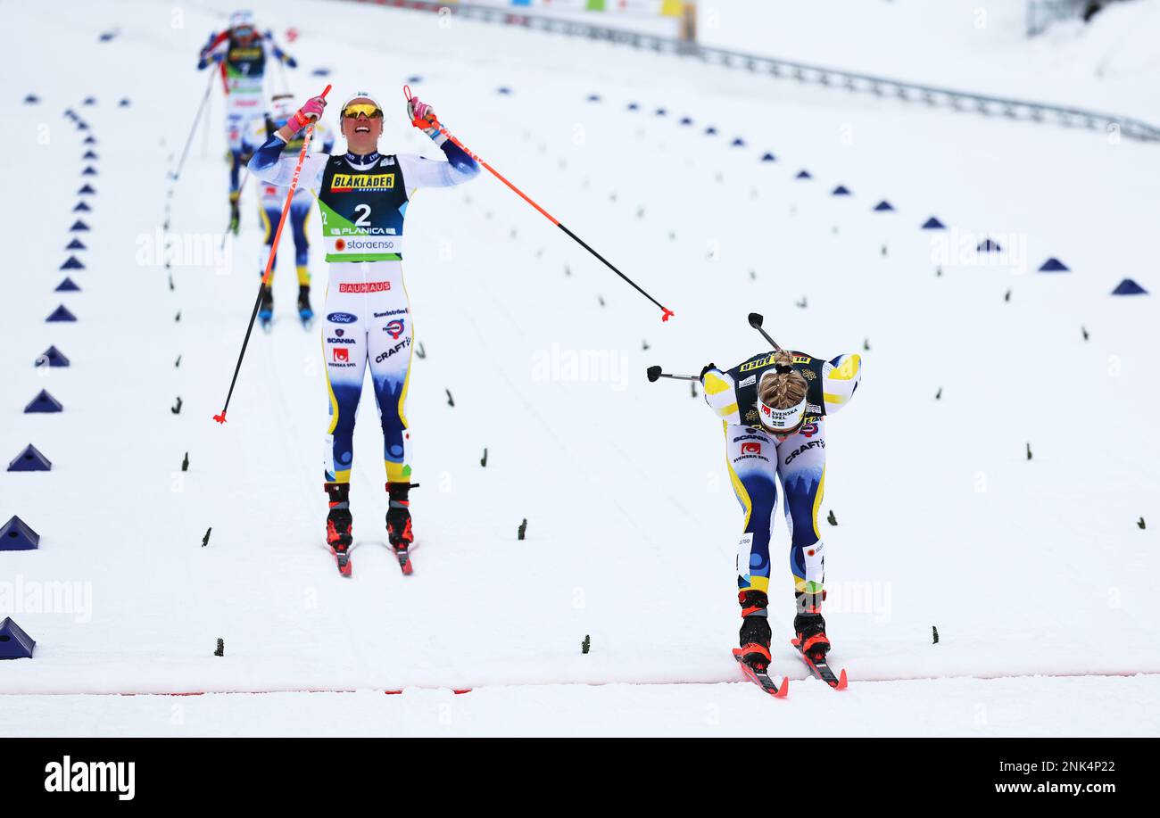 Planica, Slovénie. 23rd févr. 2023. Ski nordique: Championnats du monde, ski de fond - sprint classique, femmes, course, finale. La gagnante, Jonna Sundling (r) de Suède, franchit la ligne d'arrivée devant Emma Ribom (l) de Suède. Credit: Daniel Karmann/dpa/Alay Live News Banque D'Images