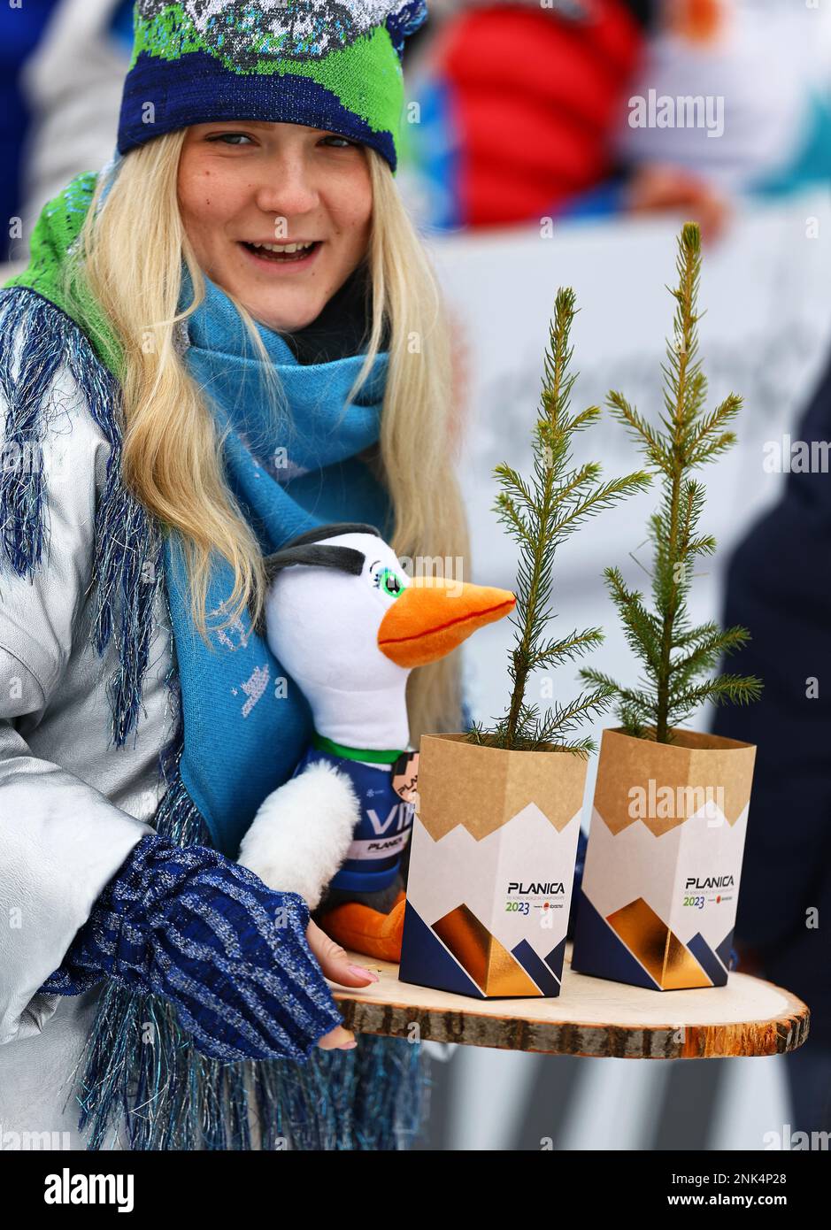 Planica, Slovénie. 23rd févr. 2023. Ski nordique: Championnat du monde, ski de fond - sprint classique, femmes, course, finale. Une hôtesse tient la mascotte officielle Vita, un héron, à la cérémonie des fleurs. Credit: Daniel Karmann/dpa/Alay Live News Banque D'Images