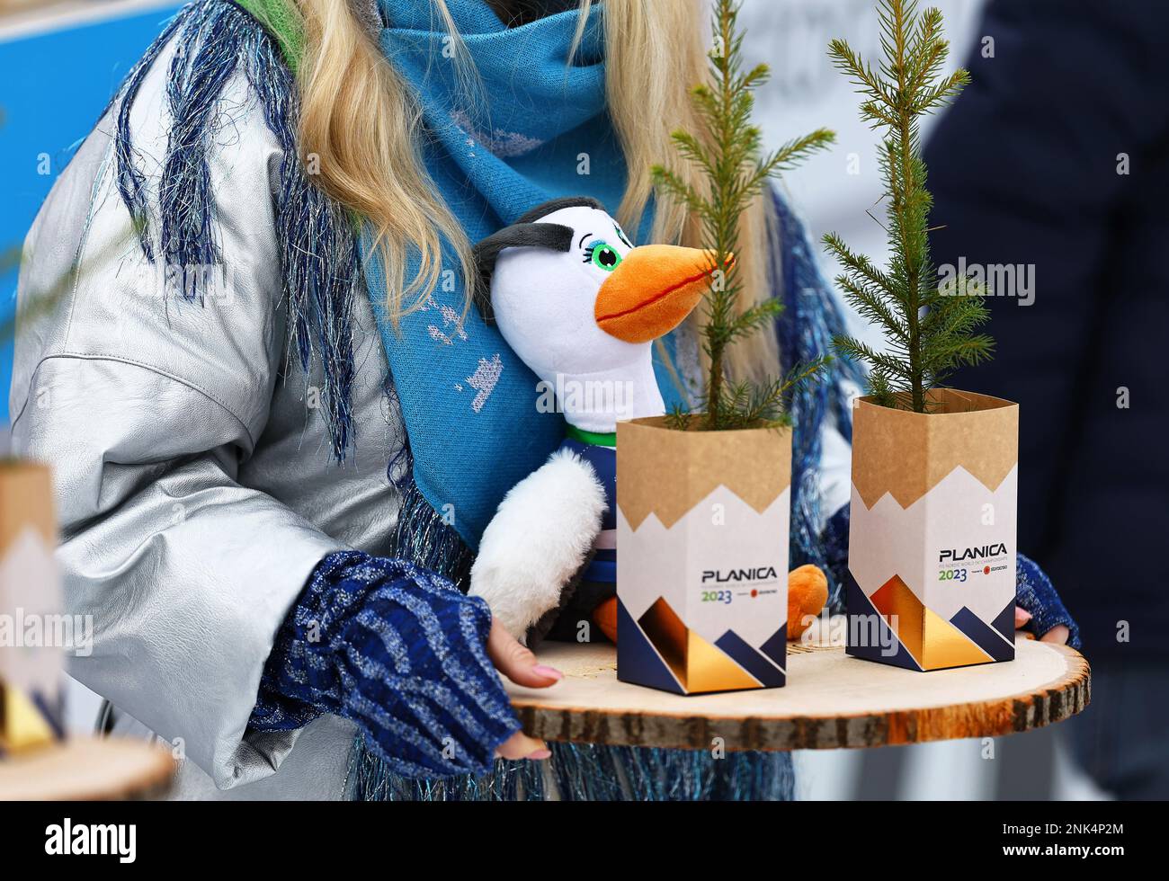 Planica, Slovénie. 23rd févr. 2023. Ski nordique: Championnat du monde, ski de fond - sprint classique, femmes, course, finale. La mascotte officielle Vita, un héron, peut être vu à la cérémonie des fleurs. Credit: Daniel Karmann/dpa/Alay Live News Banque D'Images