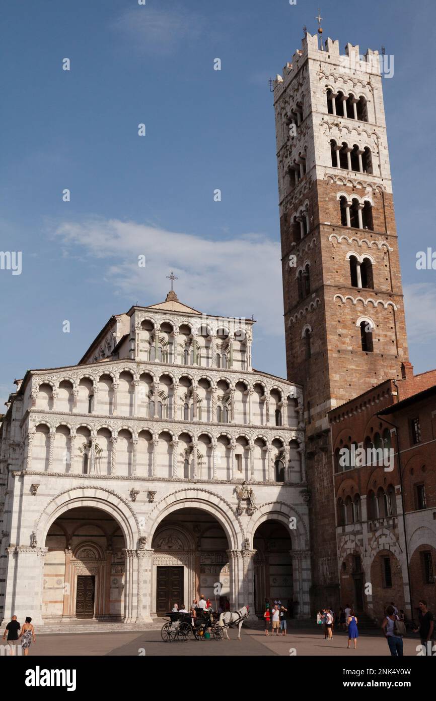 Une photographie externe du Duomo di Lucca, Cattedrale di San Martino à Lucca, Italie, visité par les touristes en vacances Banque D'Images