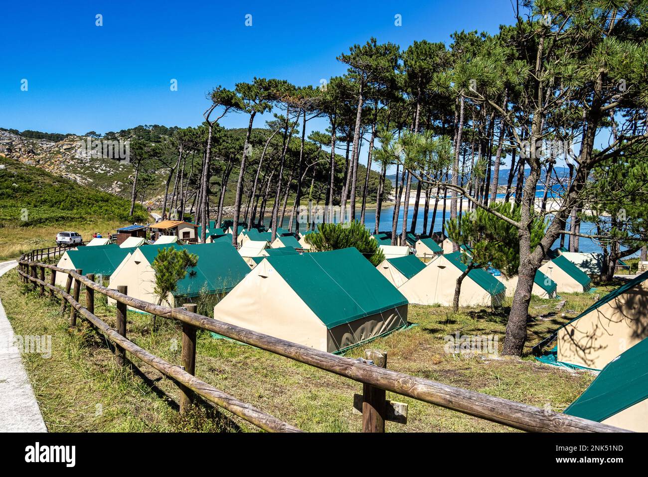 Camping dans le Parc naturel des Îles Cies au large de la côte de Vigo en  Galice, Espagne. Le camping Cies est à 150 pieds de la plage et a 800  emplacements