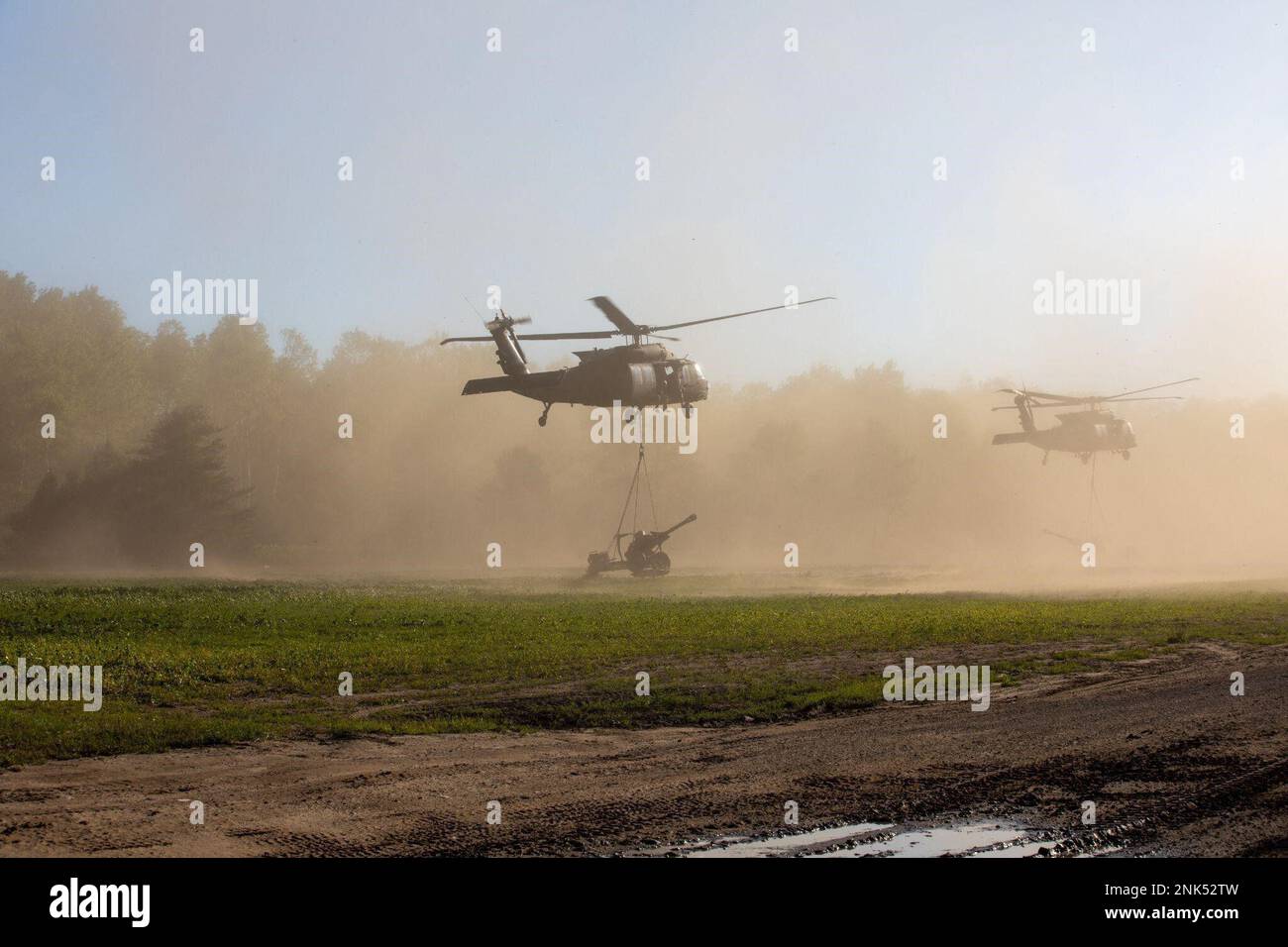 Un UH-60 Black Hawk, affecté au 1st General support Aviation Battalion, 111th Aviation Regiment, se prépare à porter un Howitzer M119A3 pendant l'opération Northern Strike au Camp Grayling, au Michigan, le 11 août 2022. Northern Strike est conçu pour mettre au défi les auditoires de formation avec de multiples formes de convergence qui font progresser l'interopérabilité entre les partenaires multicomposants, multinationaux et interagences. Banque D'Images