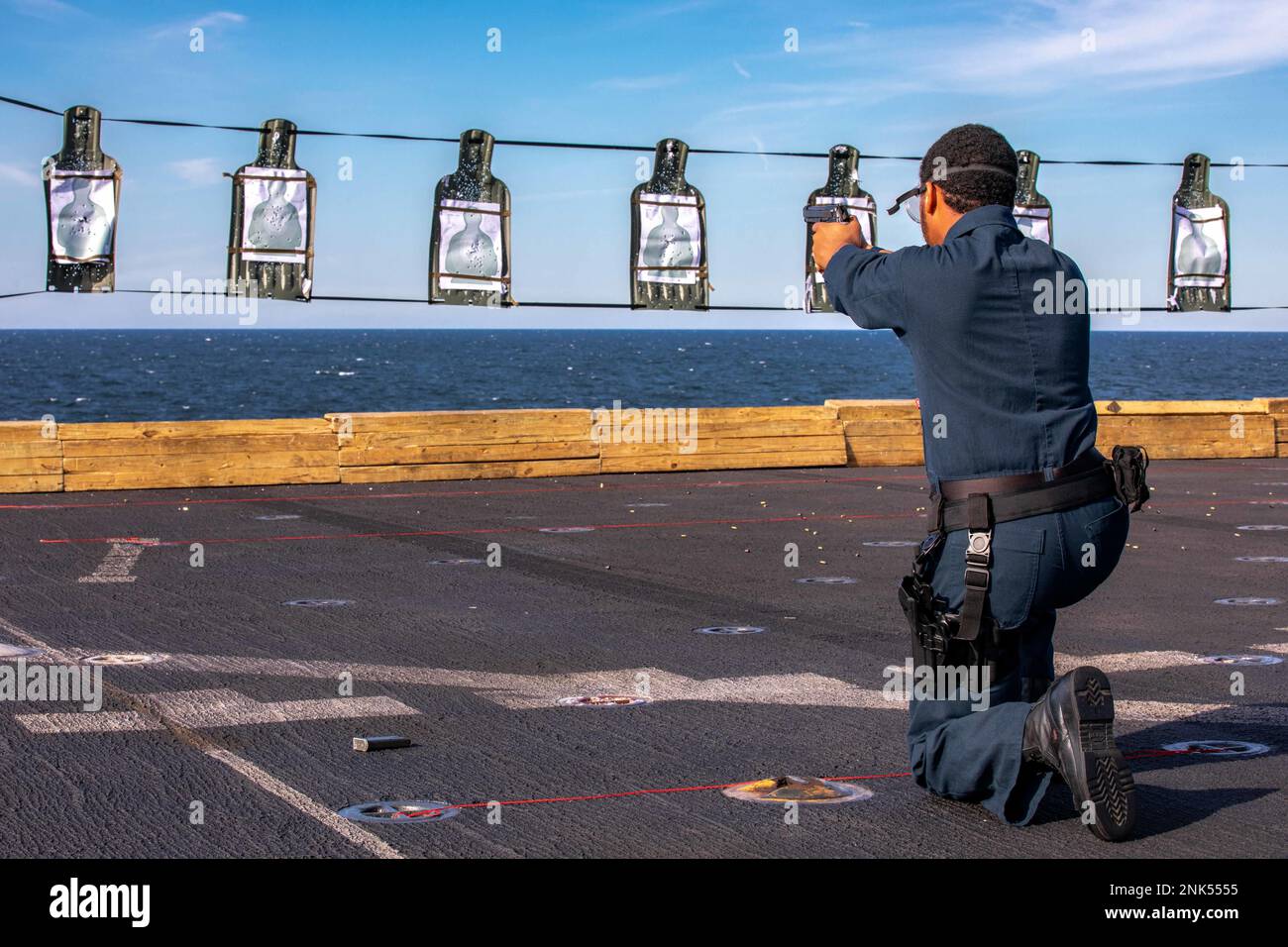 220811-N-PC065-1408 MER BALTIQUE (11 AOÛT 2022) – ÉTATS-UNIS Le Quatermaster 3rd de la Marine Kevaun Chin, affecté au quai de transport amphibie de classe San Antonio USS Arlington (LPD 24), tire un pistolet M9 de la position de agenouillement lors d’une fusillade sur le pont de vol d’Arlington, le 11 août 2022. Le Kearsarge Amphiobie Ready Group et 22nd Marine Expeditionary Unit, sous le commandement et le contrôle de Task Force 61/2, sont en cours de déploiement aux États-Unis Marine Forces Europe zone d'opérations, employée par les États-Unis Sixième flotte pour défendre les intérêts des États-Unis, des alliés et des partenaires. Banque D'Images