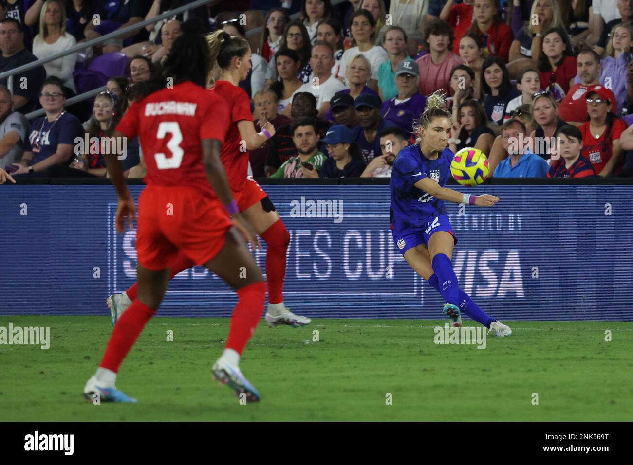 Kristie Mewis (22 ans), milieu de terrain de l’équipe nationale féminine des États-Unis, passe le ballon au stade Exploria le 16 février 2023 à Orlando, en Floride. Les États-Unis ont battu le Canada 2-0 dans le match de la Coupe SheBelieves 2023 (crédit : Paul Fong/image of Sport) Banque D'Images