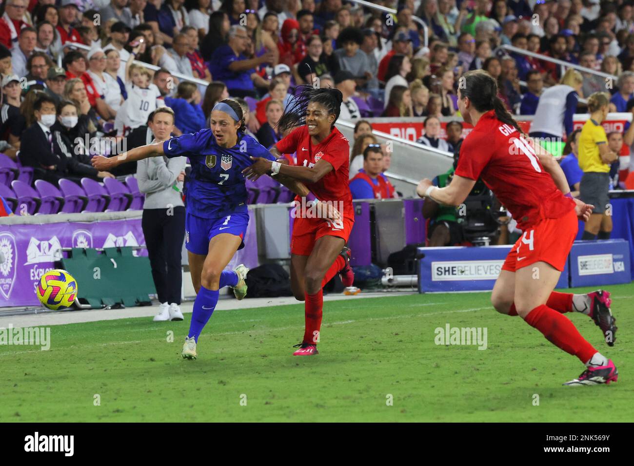 L’attaquante de l’équipe nationale féminine des États-Unis Ashley Hatch (7) tente de courir devant la défenseuse de l’équipe nationale féminine du Canada Ashley Lawrence (10) au stade Exploria le 16 février 2023 à Orlando, FL. Les États-Unis ont battu le Canada 2-0 dans le match de la Coupe SheBelieves 2023 (crédit : Paul Fong/image of Sport) Banque D'Images