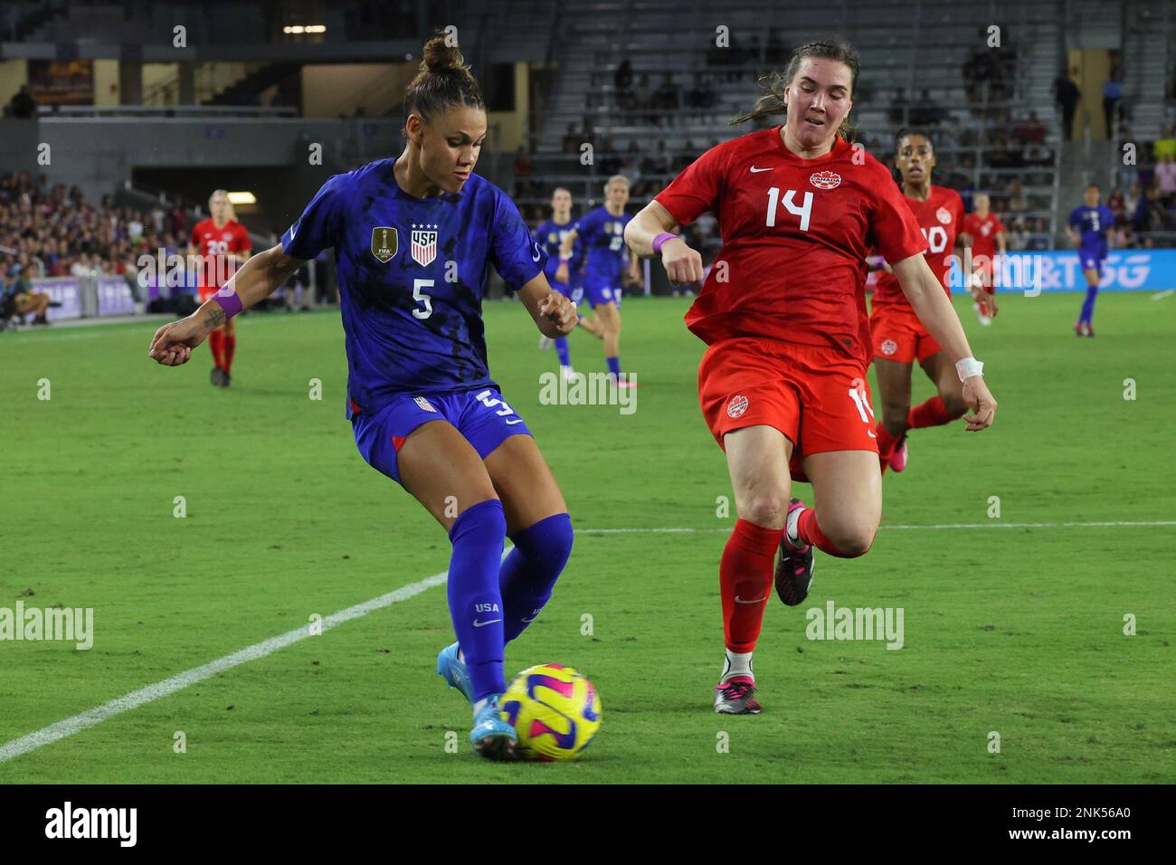 L’attaquante de l’équipe nationale féminine des États-Unis Trinity Rodman (5) traverse le ballon devant la défenseuse de l’équipe nationale féminine du Canada Vanessa Gilles (14) au stade Exploria le 16 février 2023 à Orlando, FL. Les États-Unis ont battu le Canada 2-0 dans le match de la Coupe SheBelieves 2023 (crédit : Paul Fong/image of Sport) Banque D'Images