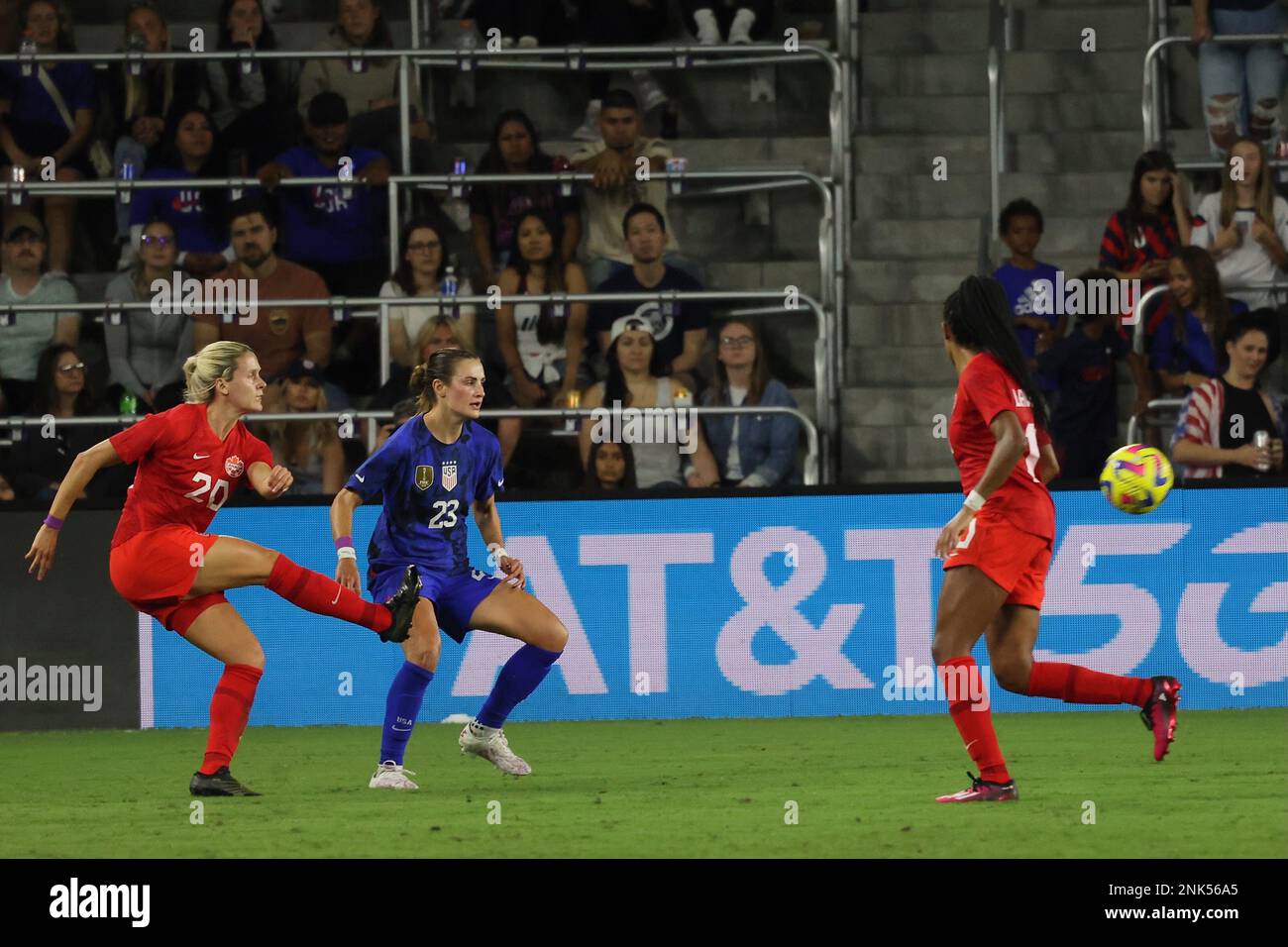 L’attaquante de l’équipe nationale féminine du Canada Cloe Lacasse (20) passe la balle au stade Exploria le 16 février 2023 à Orlando, FL. Les États-Unis ont battu le Canada 2-0 dans le match de la Coupe SheBelieves 2023 (crédit : Paul Fong/image of Sport) Banque D'Images