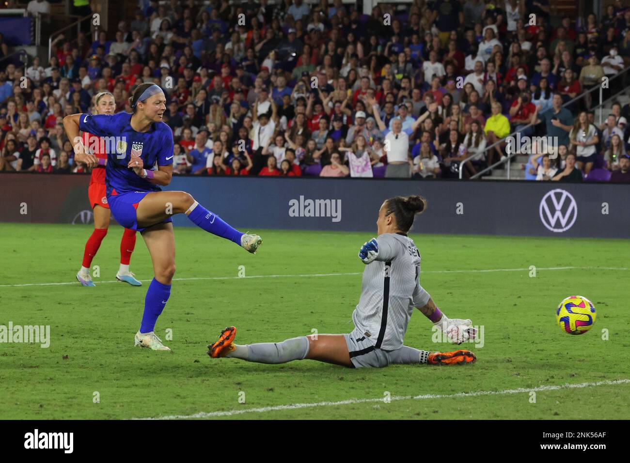 L’attaquante de l’équipe nationale féminine des États-Unis Ashley Hatch (7) tire la balle devant la gardienne de l’équipe nationale féminine du Canada, Kailen Sheridan (1), mais juste loin du but au stade Exploria le 16 février 2023 à Orlando, FL. Les États-Unis ont battu le Canada 2-0 dans le match de la Coupe SheBelieves 2023 (crédit : Paul Fong/image of Sport) Banque D'Images