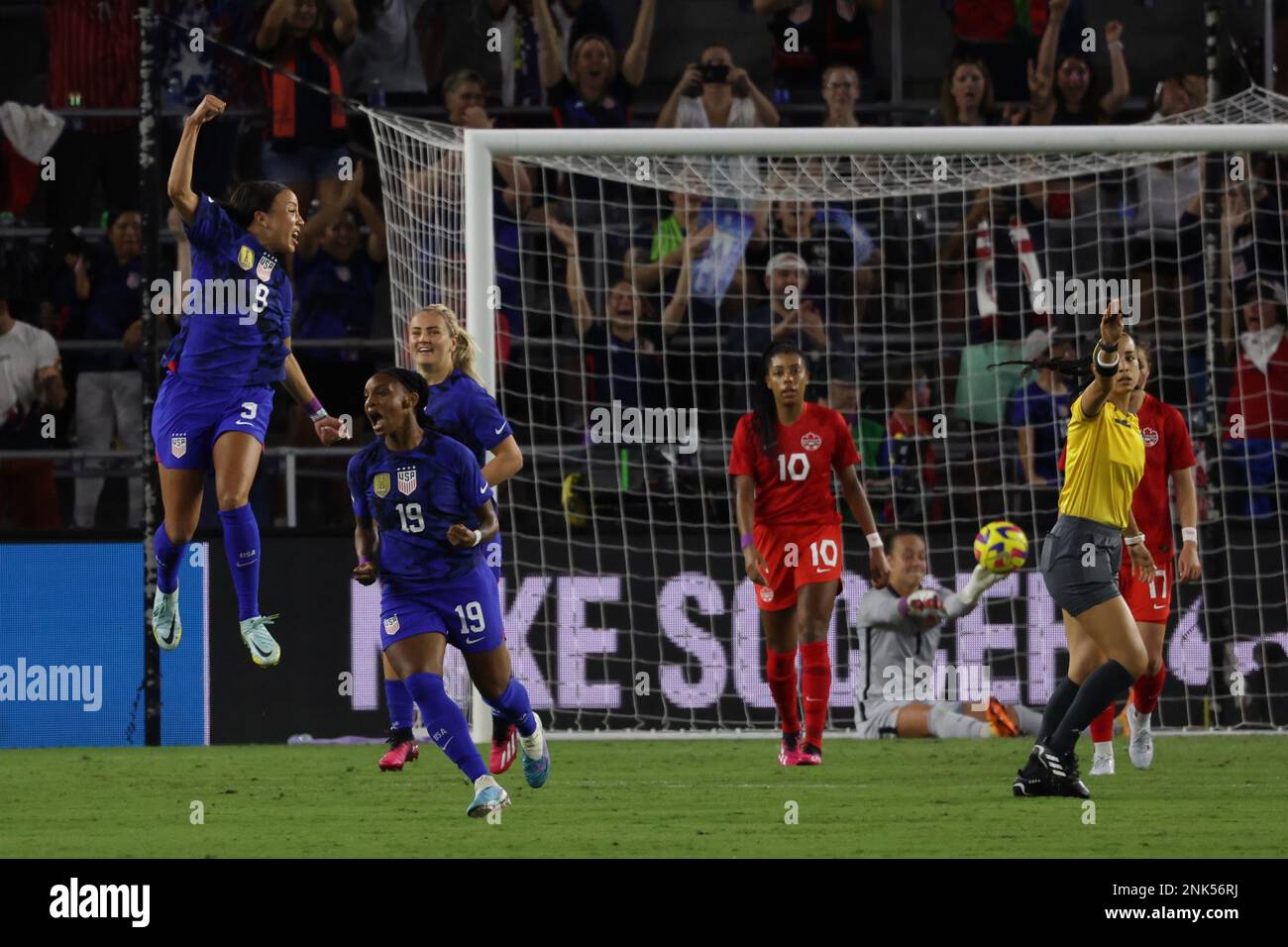 L’attaquante de l’équipe nationale féminine des États-Unis, Mallory Swanson (9), célèbre son but avec ses coéquipières la défenseuse Crystal Dunn (19) et la milieu de terrain Lindsey Horan (10) au stade Exploria le 16 février 2023 à Orlando, en Floride. Les États-Unis ont battu le Canada 2-0 dans le match de la Coupe SheBelieves 2023 (crédit : Paul Fong/image of Sport) Banque D'Images