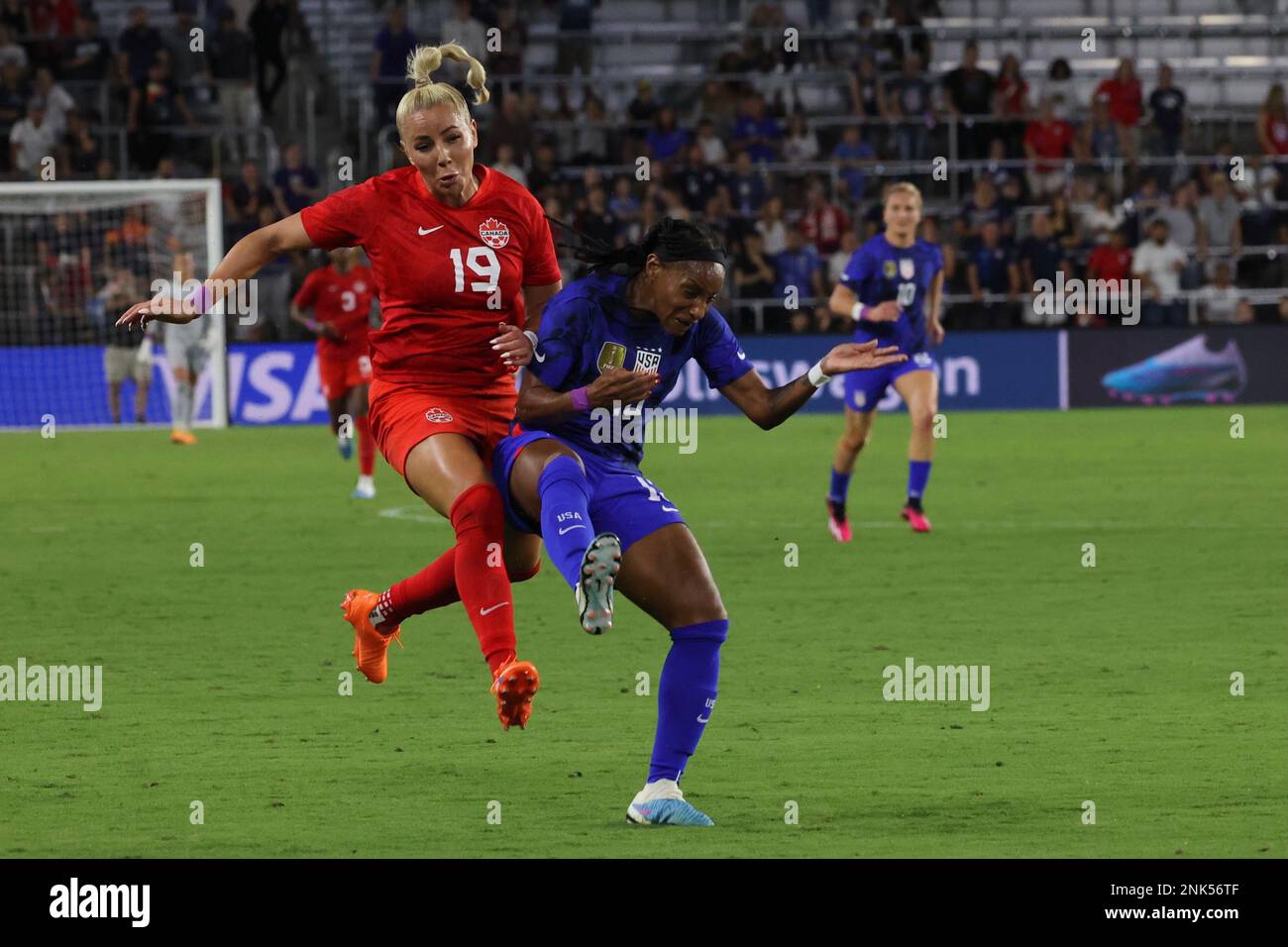 L’attaquante de l’équipe nationale féminine du Canada Adriana Leon (19 ans) tente d’atteindre un ballon, mais est coupée par la défenseuse de l’équipe nationale féminine des États-Unis Crystal Dunn (19 ans) au stade Exploria le 16 février 2023 à Orlando, FL. Les États-Unis ont battu le Canada 2-0 dans le match de la Coupe SheBelieves 2023 (crédit : Paul Fong/image of Sport) Banque D'Images