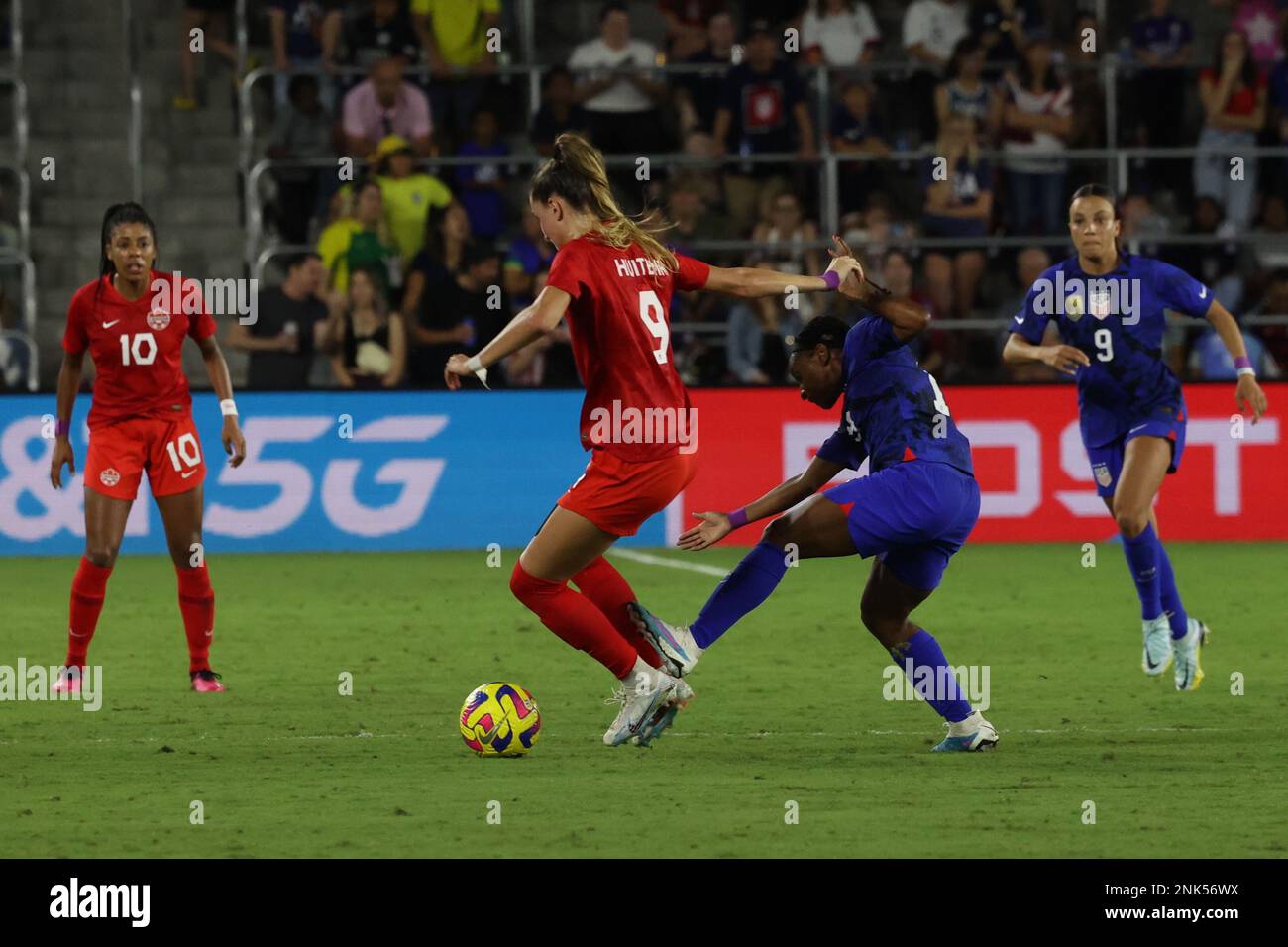 L’attaquante de l’équipe nationale féminine du Canada Jordyn Huitema (9 ans) et la défenseuse de l’équipe nationale féminine des États-Unis Crystal Dunn (19 ans) s’affrontent pour le ballon au stade Exploria le 16 février 2023 à Orlando, Floride. Les États-Unis ont battu le Canada 2-0 dans le match de la Coupe SheBelieves 2023 (crédit : Paul Fong/image of Sport) Banque D'Images