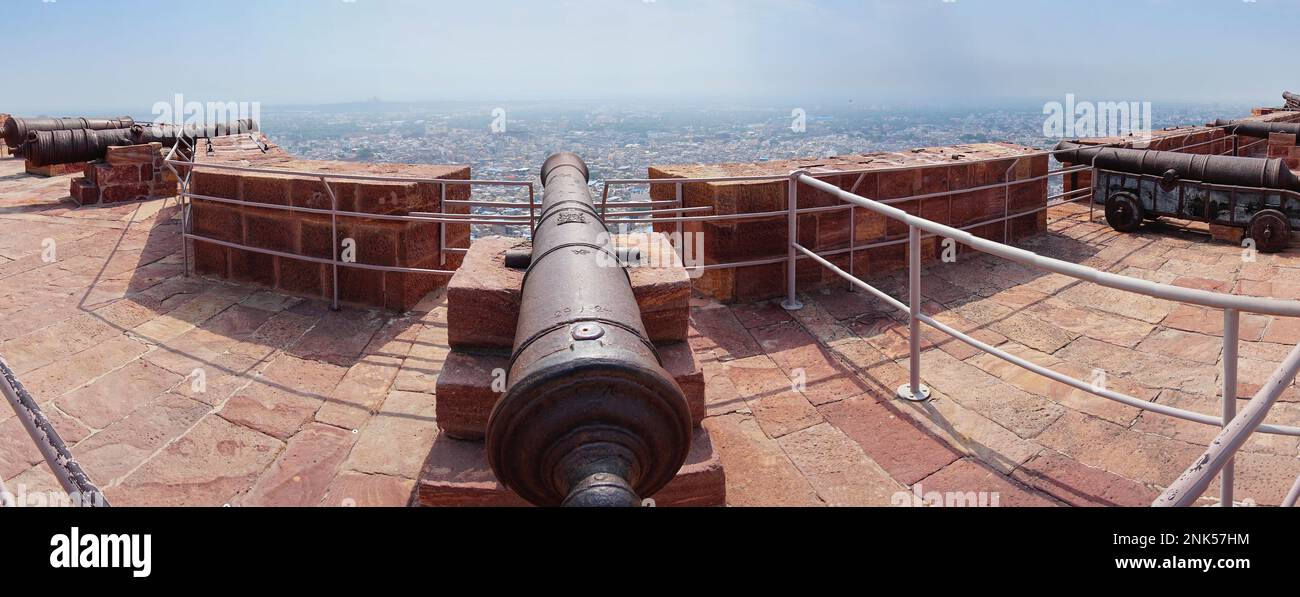 Image panoramique des canons Kilkila au sommet du fort Mehrangarh, surplombant Jodhpur pour la proctection depuis les temps anciens. Énorme long baril, Rajasthan Banque D'Images