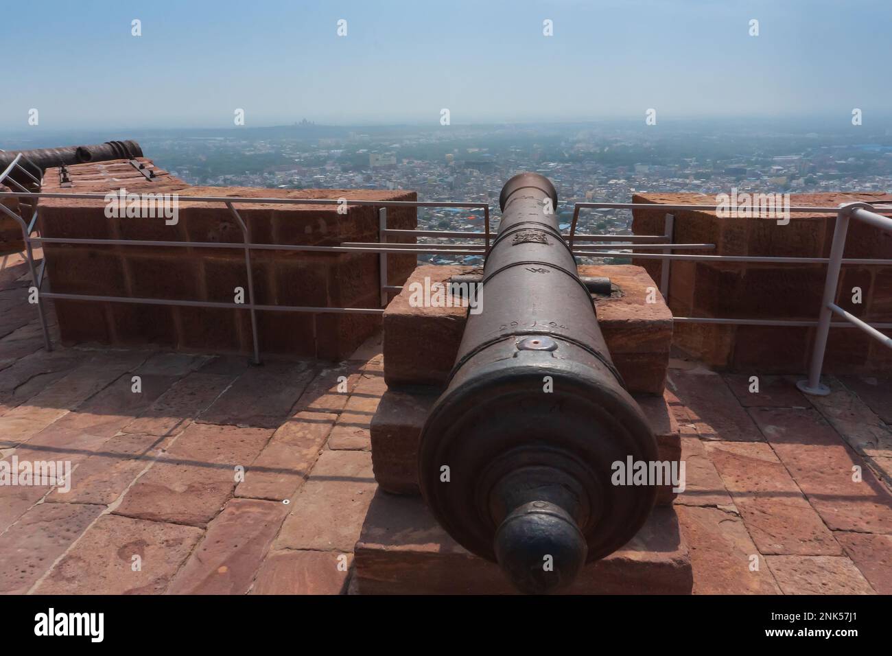 Célèbres canons Kilkila au sommet du fort Mehrangarh. Surplombant la ville de Jodhpur pour proctection depuis les temps anciens. Énorme long baril, Rajasthan. Banque D'Images