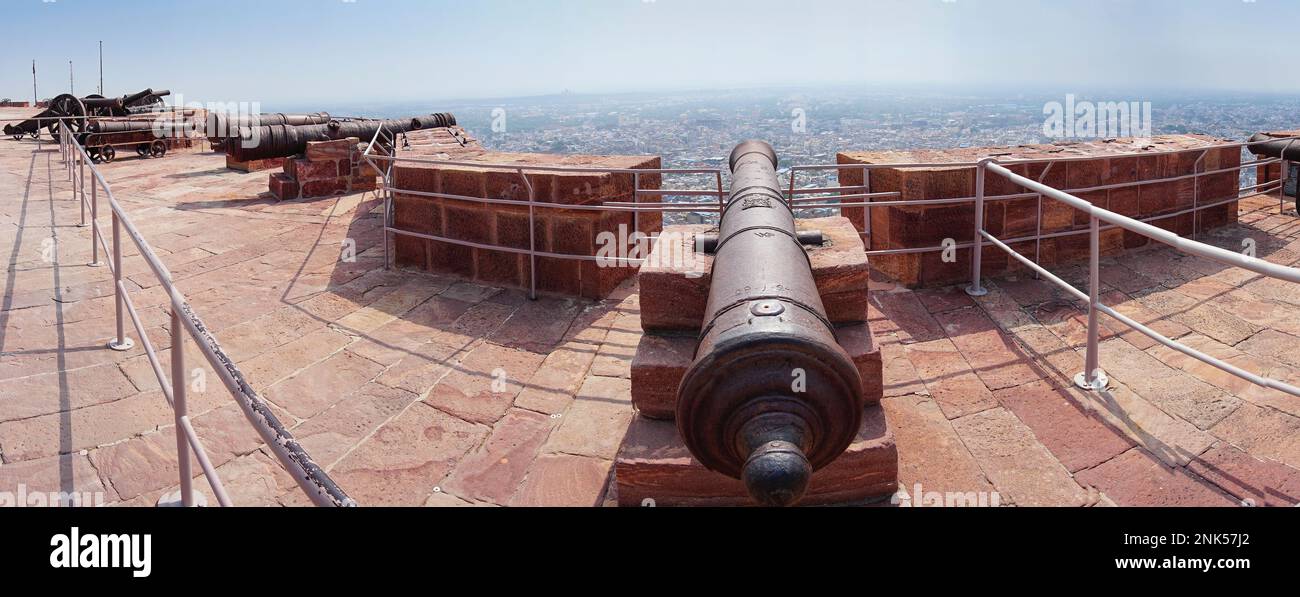 Image panoramique des canons Kilkila au sommet du fort Mehrangarh, surplombant Jodhpur pour la proctection depuis les temps anciens. Énorme long baril, Rajasthan Banque D'Images