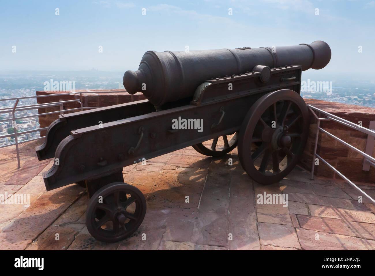 Célèbres canons Kilkila au sommet du fort Mehrangarh. Surplombant la ville de Jodhpur pour proctection depuis les temps anciens. Énorme long baril, Rajasthan. Banque D'Images