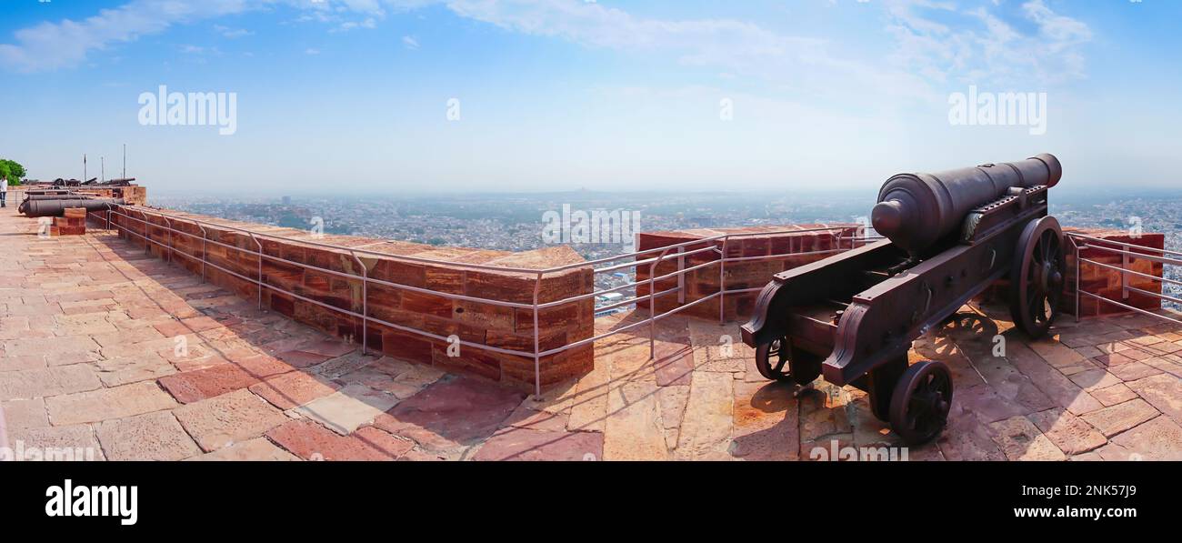 Image panoramique des canons Kilkila au sommet du fort Mehrangarh, surplombant Jodhpur pour la proctection depuis les temps anciens. Énorme long baril, Rajasthan Banque D'Images