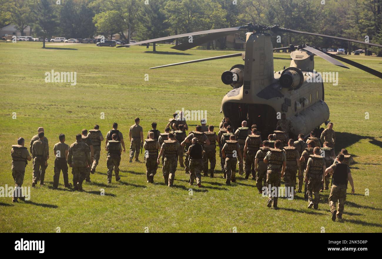 ÉTATS-UNIS Soldats de l'armée avec 20th forces spéciales (Airborne), Garde nationale de l'Alabama, et 2nd escadron, 107th Cavalry Regiment, Garde nationale de l'Ohio, Recevoir un mémoire de sécurité avant de charger un Chinook CH-47 pendant les opérations d'héliocast de la grève du Nord au Camp Grayling, au Michigan, le 11 août 2022. Northern Strike est conçu pour mettre au défi environ 7 400 membres de service ayant de multiples formes de formation qui font progresser l'interopérabilité entre les partenaires multicomposants, multinationaux et interagences. Banque D'Images