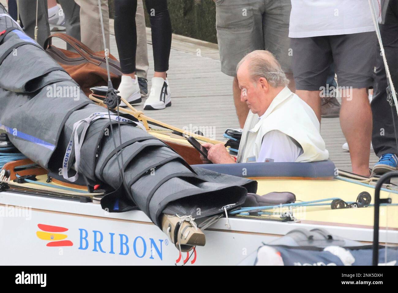 Don Juan Carlos in the boat "Bribón" the Regatta of the IV Circuit Spanish Cup 2022 to May 21, 2022 in Sanxenxo (Spain). DON JUAN CARLOS;KING EMERITUS;YACHT CLUB;BRIBÓN;SANXENXO Raúl Terrel / Europa Press 05/21/2022 (Europa Press via AP) Banque D'Images
