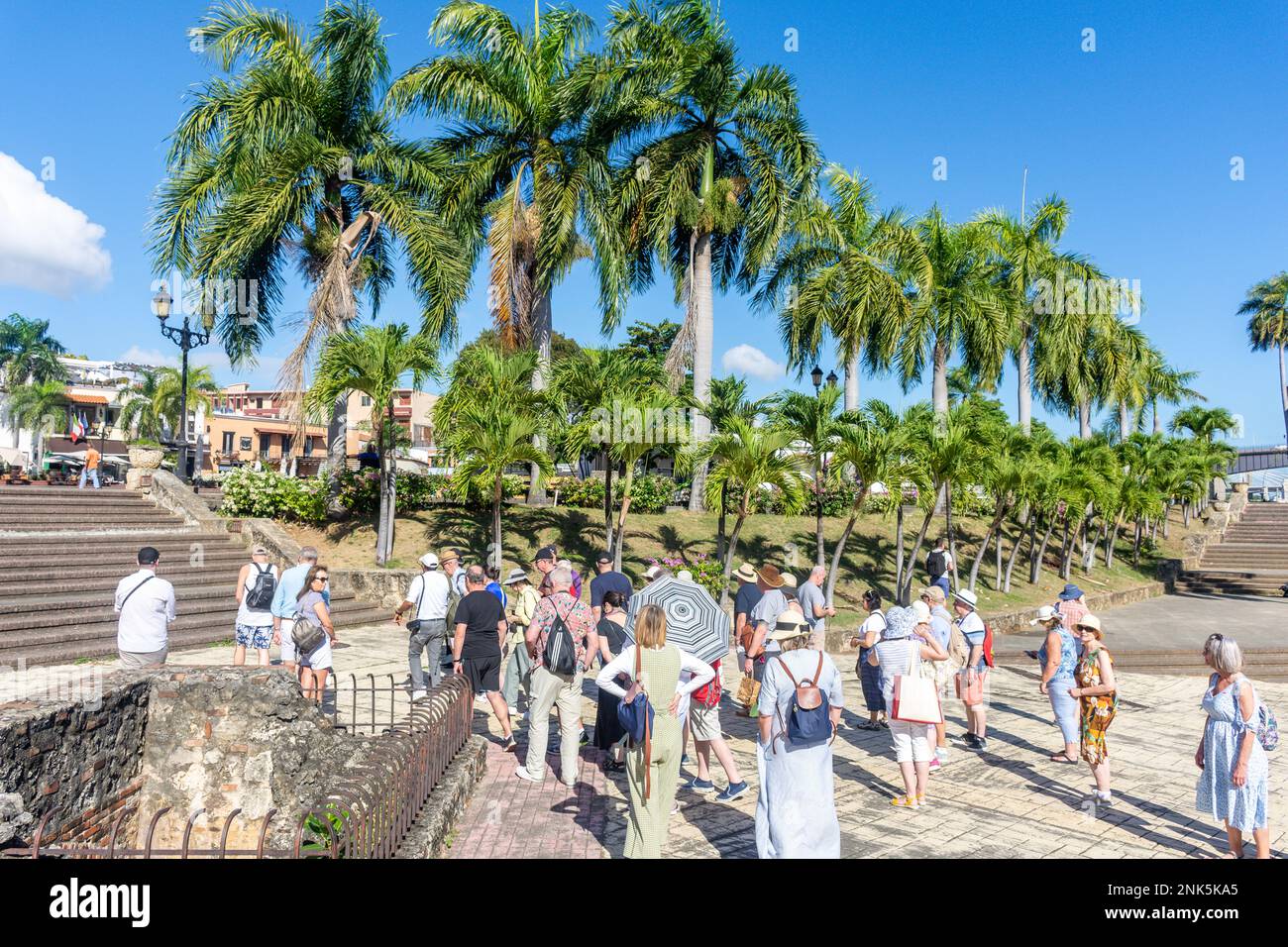 Visite de groupe, Plaza de la Espana de la Hispanidad, Saint-Domingue, République dominicaine (Republica Dominicana), grandes Antilles, Caraïbes Banque D'Images