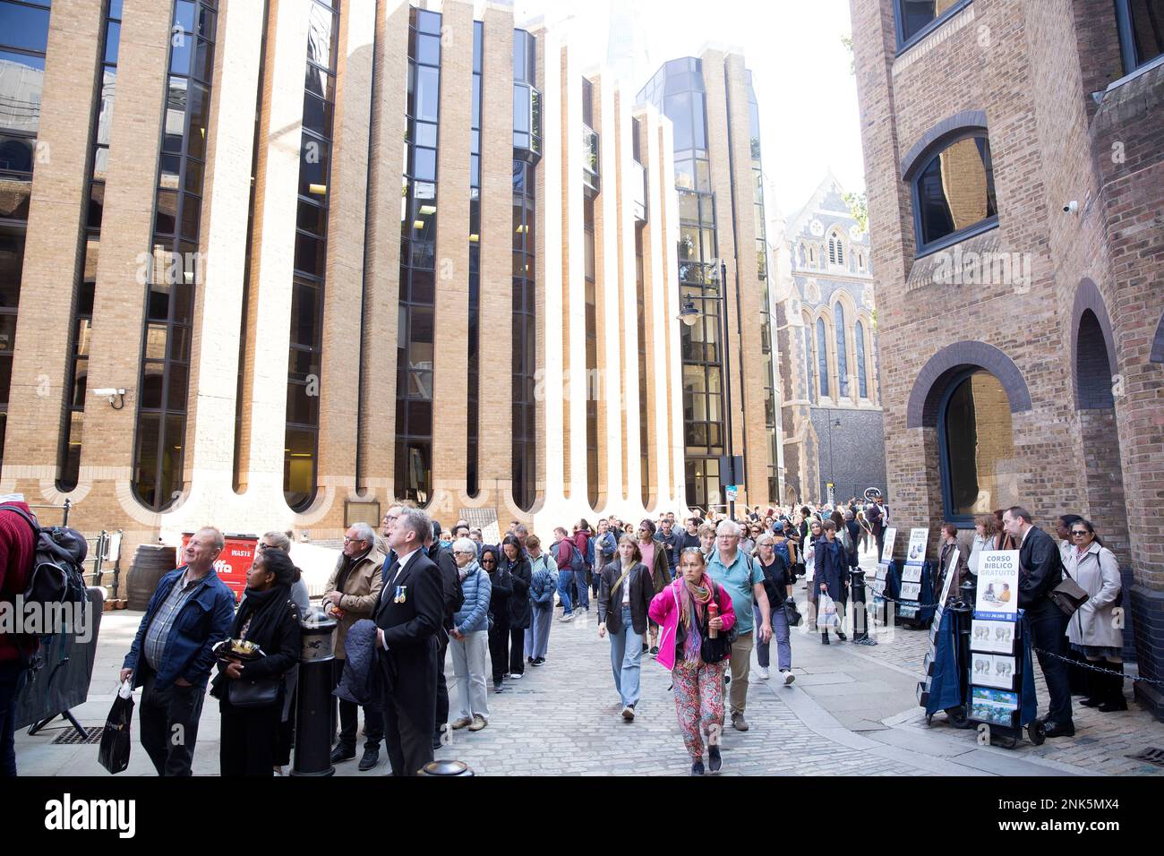 Les gens font la queue et attendent que le mensonge dans l'état de payer leurs respects à feu la reine Elizabeth II dans le centre de Londres, avant ses funérailles. Banque D'Images