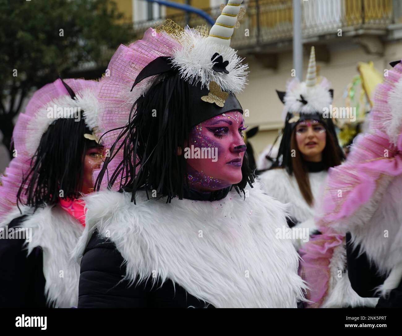 Rijeka, Croatie, 19th février 2023. Visage d'une belle jeune femme avec maquillage dans un costume de licorne gros plan Banque D'Images
