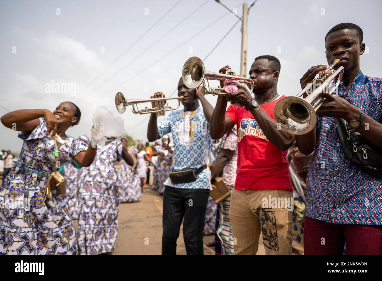 Agboville, Côte d'Ivoire. 23rd févr. 2023. Le ministre fédéral du travail et le ministre fédéral de la coopération et du développement économiques sont accueillis avec de la musique et de la danse à leur arrivée dans une plantation de cacao. Le ministre fédéral du travail Heil et le ministre fédéral de la coopération et du développement économiques Schulze se rendent au Ghana et en Côte d'Ivoire. Credit: Christophe bateau/dpa/Alay Live News Banque D'Images