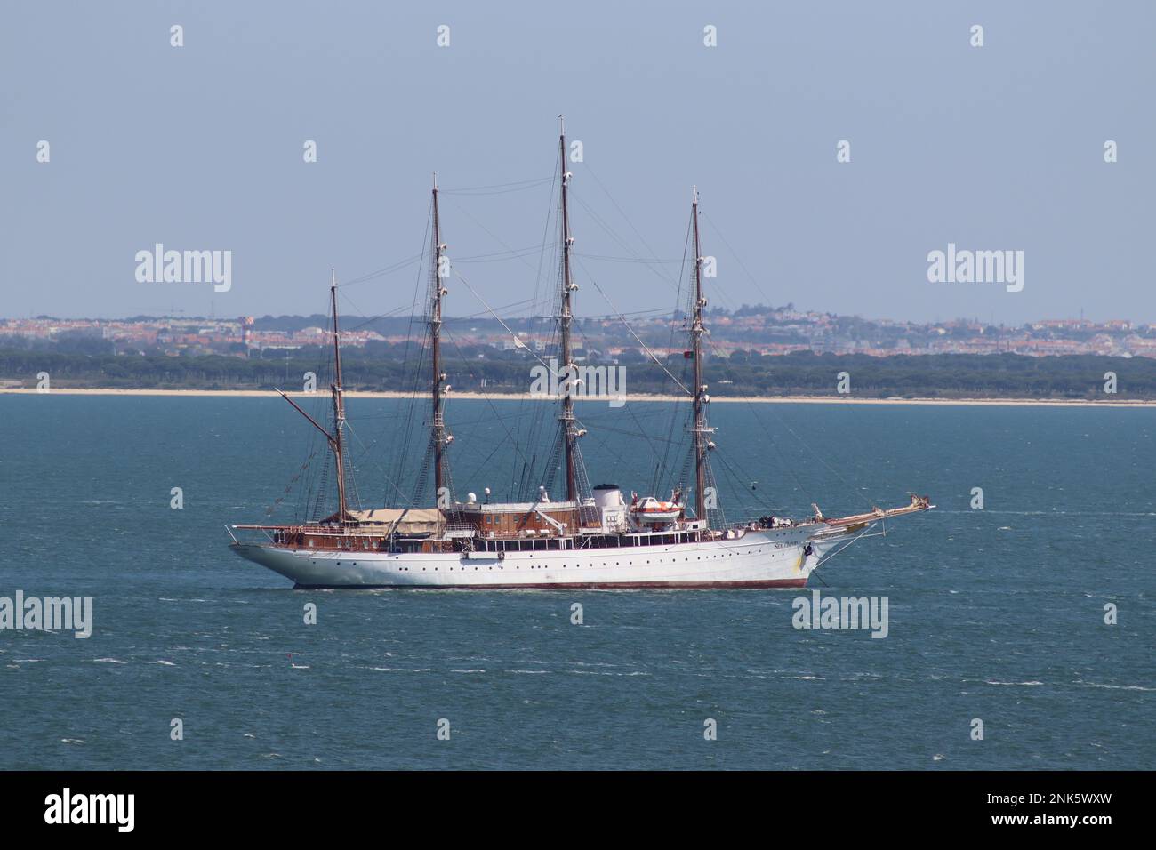 Le bateau de croisière Sea Cloud, grégleur de 2 500 tonnes de place, accueille moins de 70 personnes, à l'ancre dans l'estuaire du Tage, Lisbonne, Portugal. Banque D'Images