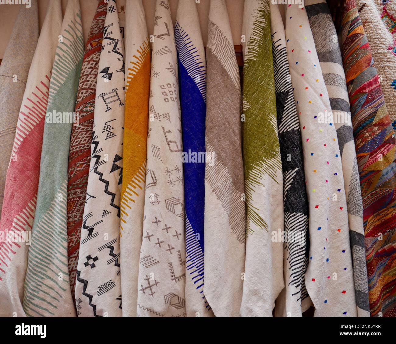 Gros plan de tissus et de foulards colorés suspendus à la vente dans la  médina de Marrakech, au Maroc Photo Stock - Alamy