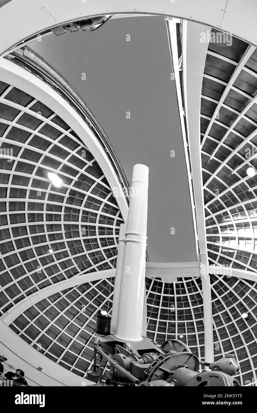 Los Angeles, Etats-Unis - 24 juin 2012 : célèbre télescope Zeiss à l'observatoire Griffith de Los Angeles, Etats-Unis. Les réfracteurs Zeiss de l'observatoire fro Banque D'Images
