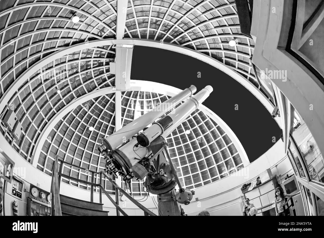 Los Angeles, Etats-Unis - 24 juin 2012 : célèbre télescope Zeiss à l'observatoire Griffith de Los Angeles, Etats-Unis. Les réfracteurs Zeiss de l'observatoire fro Banque D'Images