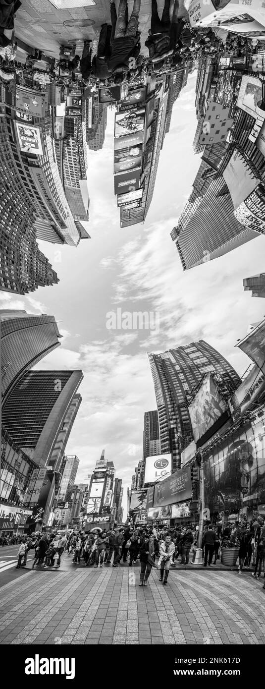 New York, Etats-Unis - 23 octobre 2015: Les gens visitent Times Square, avec des théâtres de Broadway et un grand nombre de panneaux LED, est un symbole de New York ci Banque D'Images