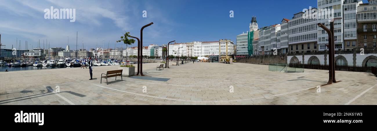 La Coruna, Espagne - 2 septembre 2021: Vue sur la zone portuaire avec des bateaux à voile privés à la jetée de la Coruna, Espagne. Banque D'Images