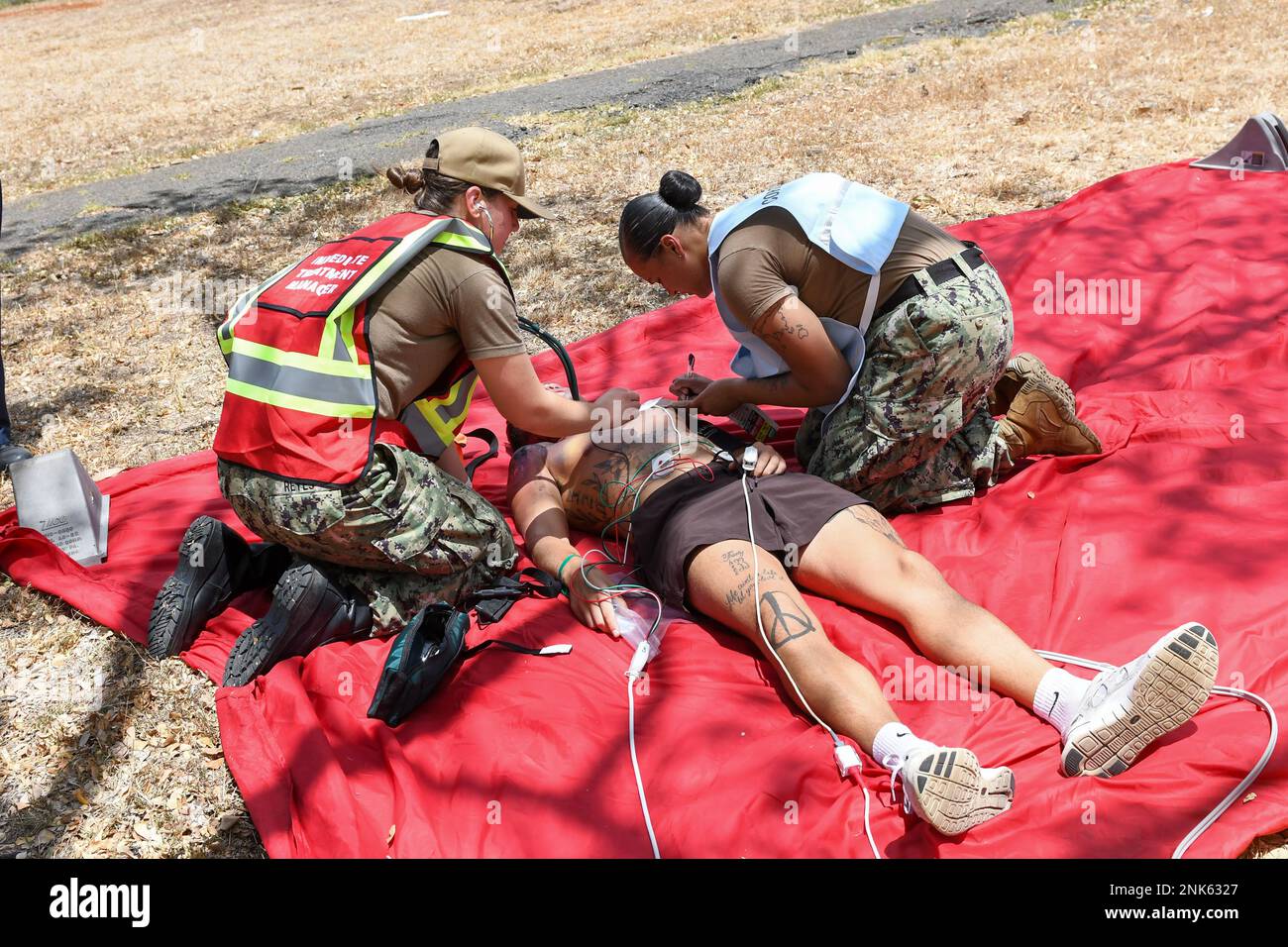 Le personnel du Commandement de la préparation et de l'entraînement en médecine de la Marine Pearl Harbor (NMRTC pH) évalue les blessures de masse simulées lors de l'exercice de blessures de masse du NMRTC pH, le 11 août 2022, à bord de la base conjointe Pearl Harbor, à Hawaï. L'exercice axé sur les scénarios à réaction rapide a évalué l'HTP du NMRTC et l'intervention du Service fédéral des incendies en cas d'incident de grande urgence, le cas échéant. L’exercice a évalué la capacité du NMRTC-pH d’alerter le personnel et de répondre aux demandes de l’installation visant à appuyer le Service fédéral des incendies. Banque D'Images