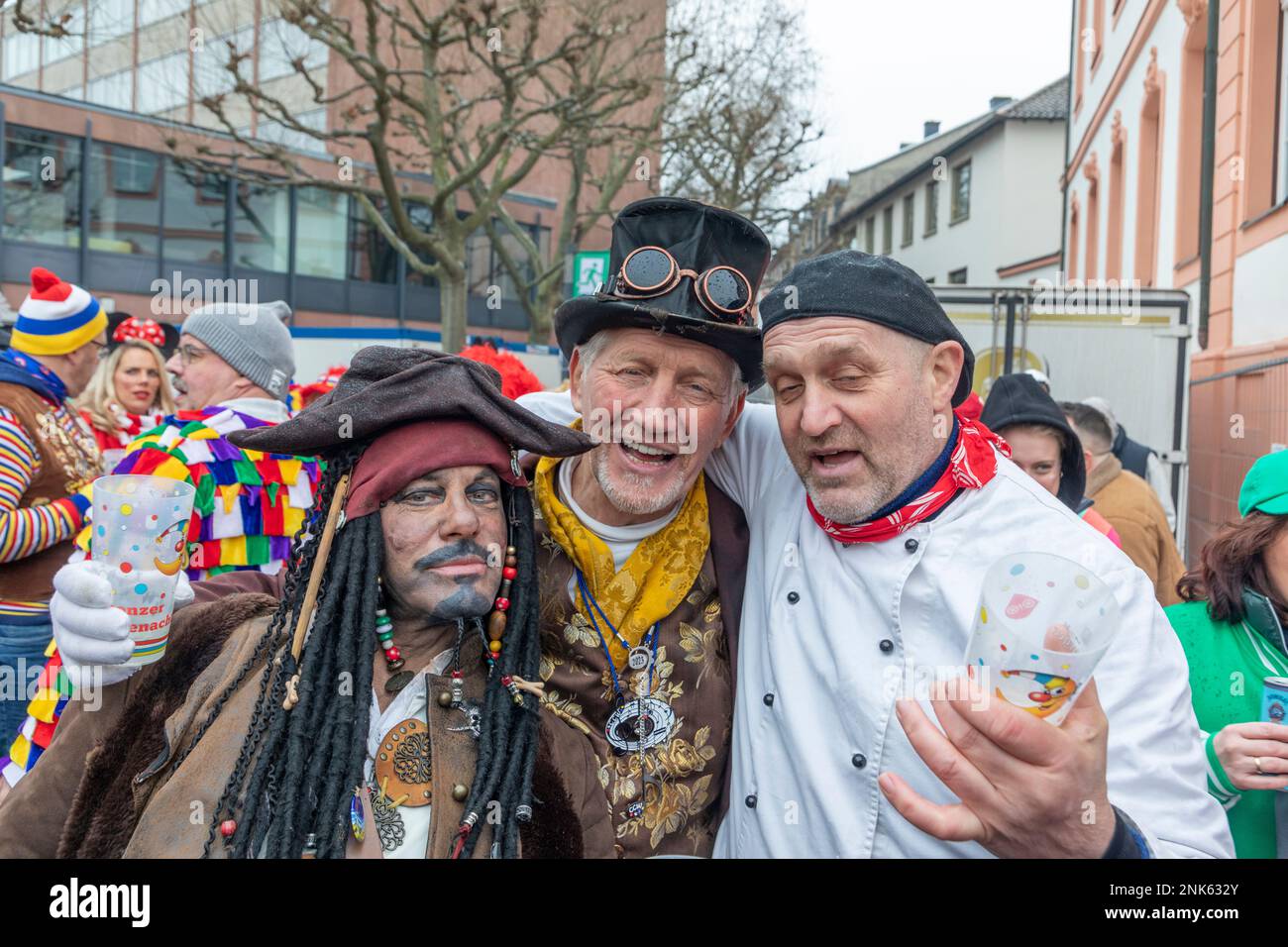 Mayence, Allemagne - 16 février 2023: Les gens célèbrent le Weiberfastnacht - carnaval des womans de Engl - à Mayence, sur la place schiller en Allemagne. Banque D'Images