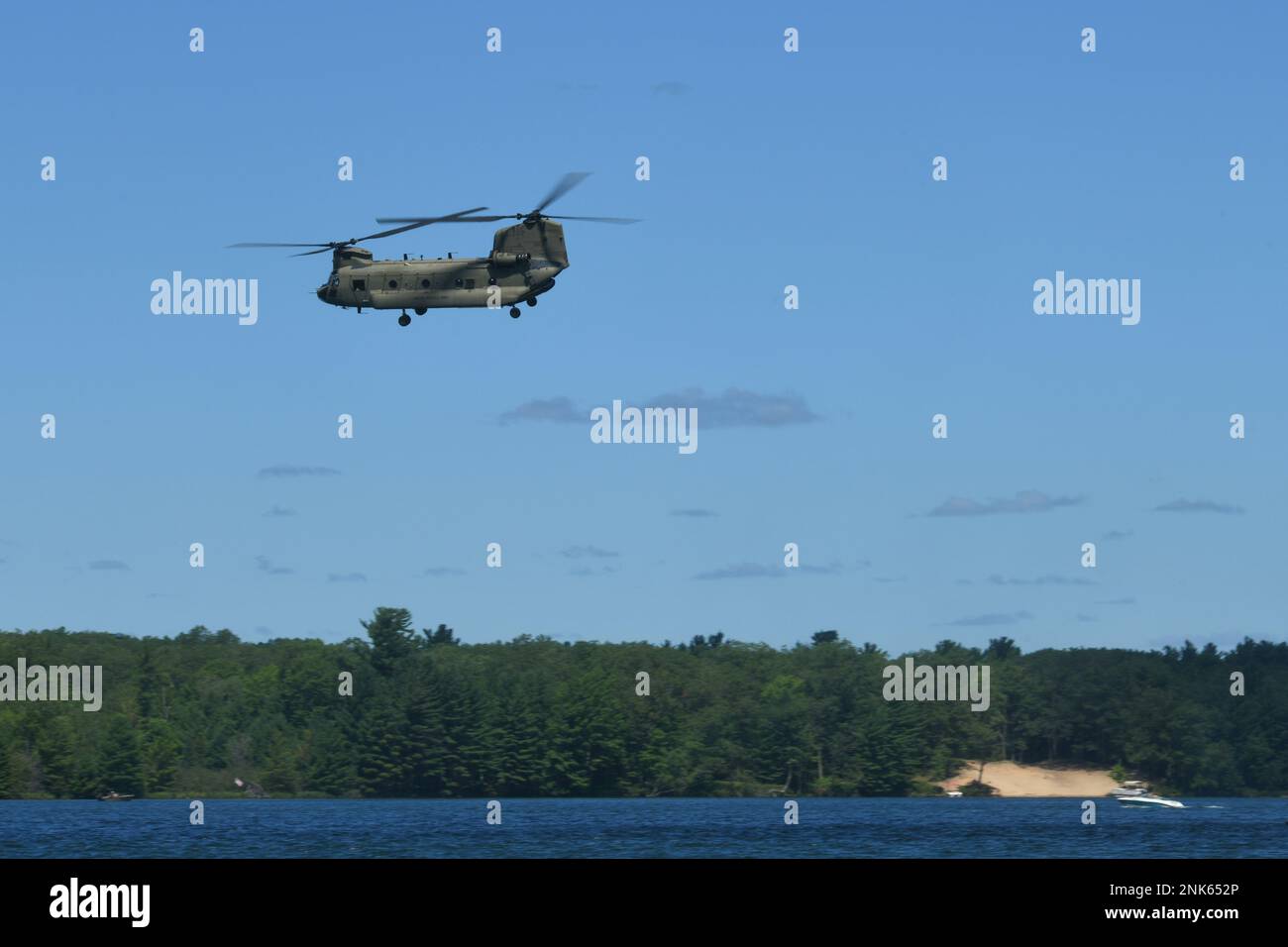 Un CH-47 Chinook, 111th General support Aviation Battalion, Florida Army National Guard, survole le lac Margrethe lors de la grève du Nord 22-2, au Camp Grayling, au Michigan, le 11 août 2022. Les unités qui visitent Northern Strike utilisent régulièrement le lac Margrethe pour mener des opérations littorales Banque D'Images