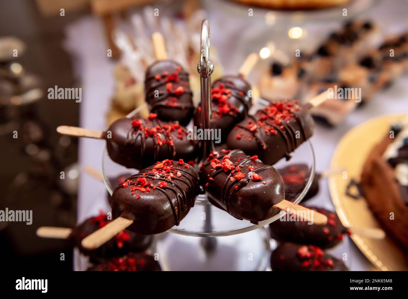 sucreries, gâteaux et biscuits doux sur un bâton de chocolat avec des saupoudrés Banque D'Images