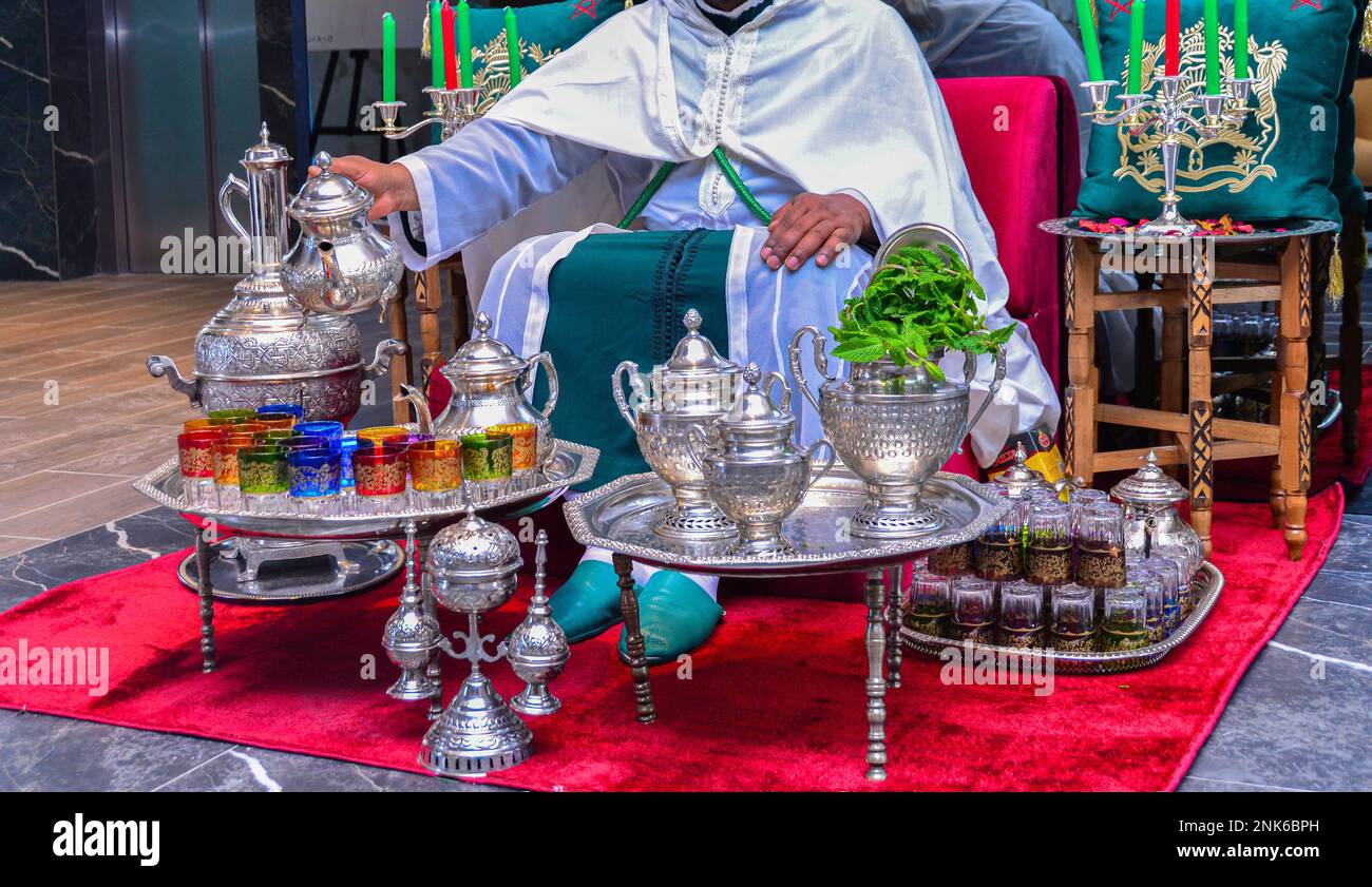 Homme marocain préparant du thé à la menthe maghrébine Banque D'Images