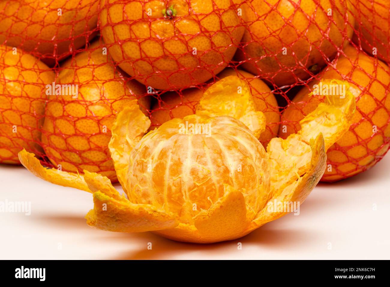 Un Orange Mandarin à l'ouverture Banque D'Images