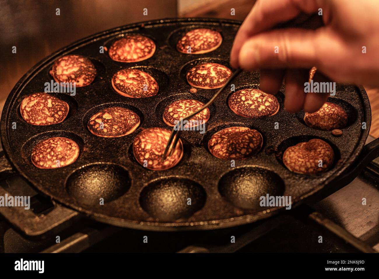 Poffertjes, petites crêpes hollandaises traditionnelles. Ils sont consommés chauds, puis ils sont vraiment les meilleurs et vous saupoudrez un peu de sucre glace ou de beurre sur eux. Banque D'Images