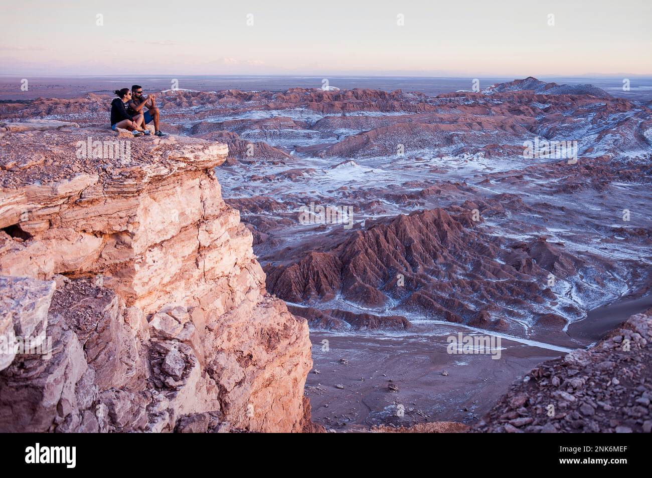Séjour touristique en Piedra del Coyote Coyote (Rock). Panorama sur la Valle de la Luna (vallée de la Lune ), et le sel déposé sur le sol, près de San Pedro de à Banque D'Images