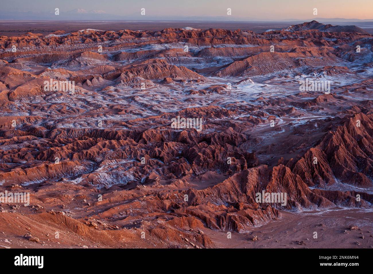 Panorama sur la Valle de la Luna (vallée de la Lune ), et le sel déposé sur le sol, près de San Pedro de Atacama, désert d'Atacama.Region de Antofagasta. Banque D'Images