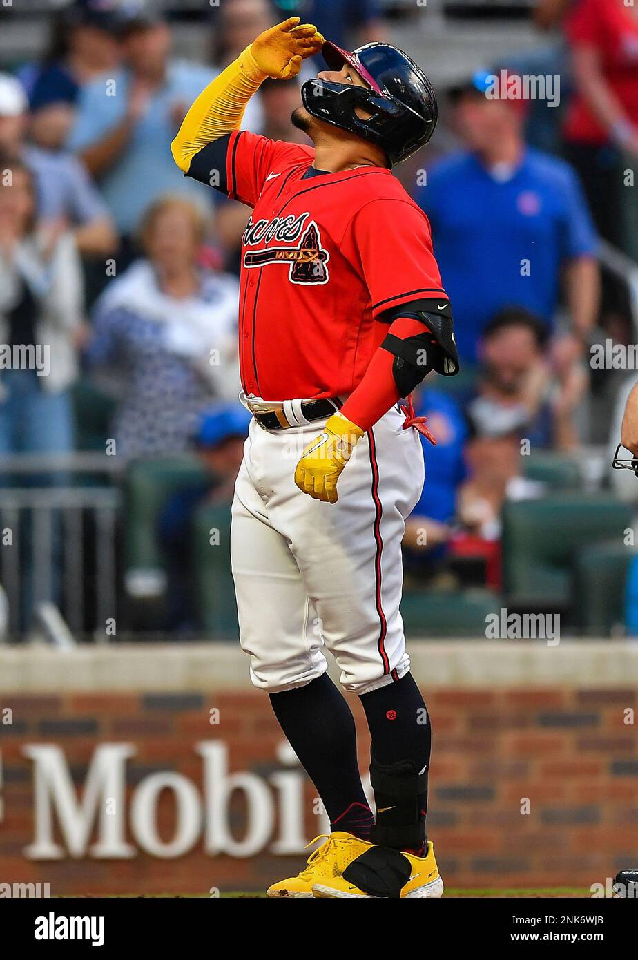 ATLANTA, GA – MAY 13: Atlanta catcher William Contreras (24) salutes after hitting a home run in the third inning during the MLB game between the San Diego Padres and the Atlanta Braves on May 13th, 2022 at Truist Park in Atlanta, GA. (Photo by Rich von Biberstein/Icon Sportswire) (Icon Sportswire via AP Images) Banque D'Images