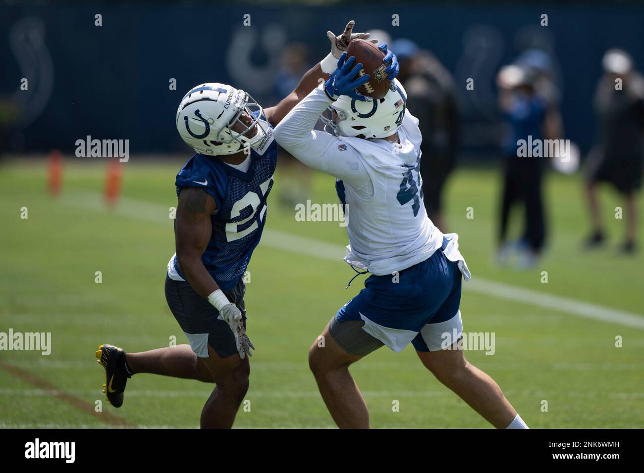 INDIANAPOLIS, IN - MAY 13: Indianapolis Colts tight end Nikola Kalinic (48) catches a pass over Indianapolis Colts safety Cedrick Cunningham (27) during the Indianapolis Colts rookie camp practice on May 13, 2022 at the Indiana Farm Bureau Football Center in Indianapolis, IN. (Photo by Zach Bolinger/Icon Sportswire) (Icon Sportswire via AP Images) Banque D'Images