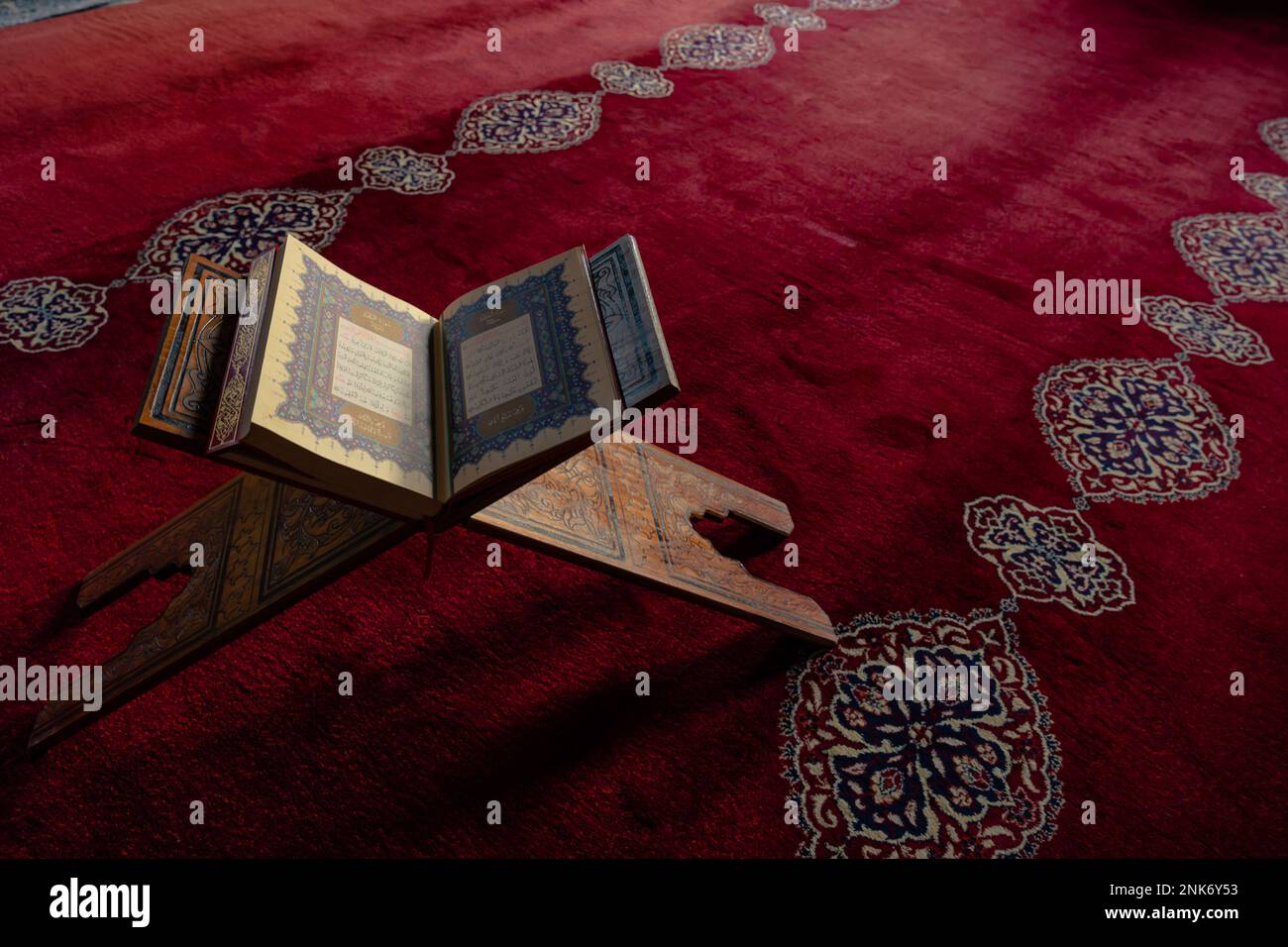 Photo islamique. Saint Coran sur le pupitre. Photo de concept de Ramadan. Kadir gecesi ou lalaylat al-qadr photo de fond avec espace de copie. Istanbul Turkiye - 1 Banque D'Images