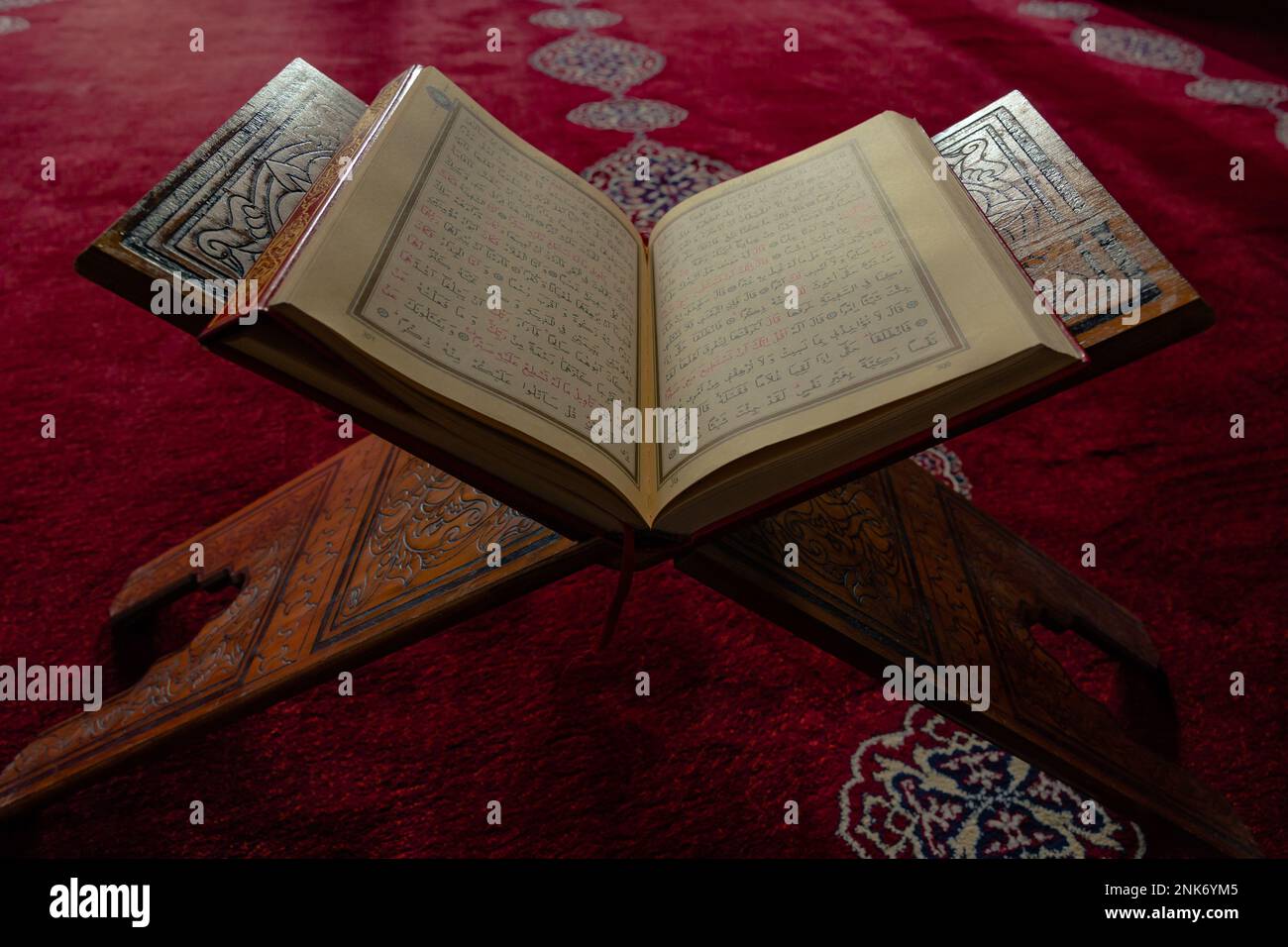 Saint Coran ou Kuran-i Kerim sur le pupitre dans une mosquée. Ramadan ou photo de fond islamique. Istanbul Turkiye - 1.18.2023 Banque D'Images